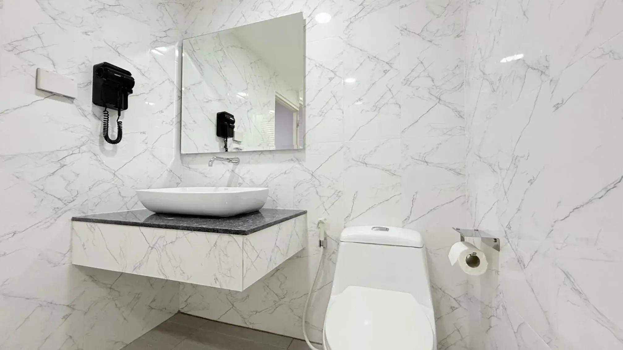 Shower in Issara House Bangkok Shower in Issara House Bangkok