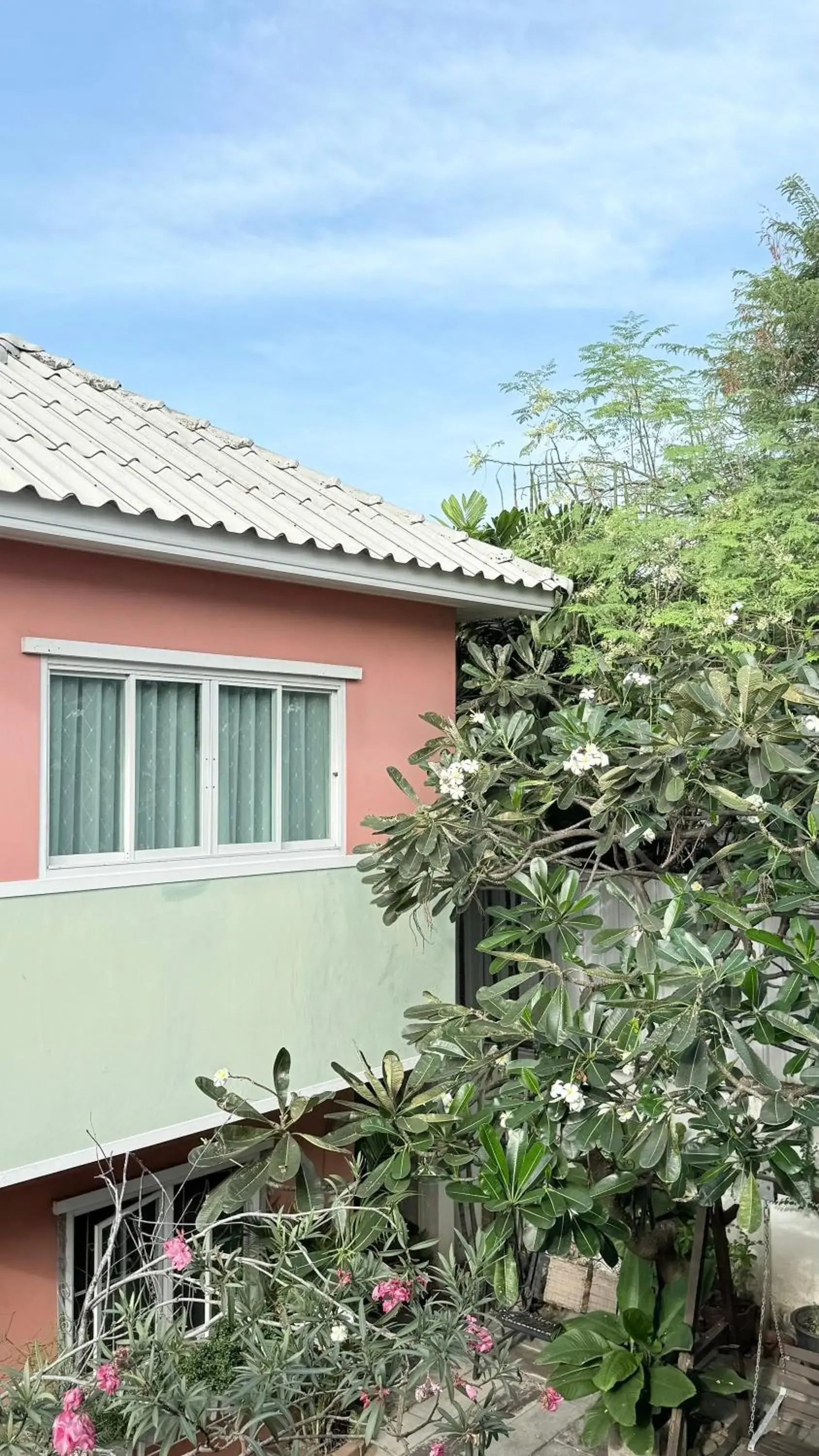 Property building in Issara House Bangkok Property building in Issara House Bangkok