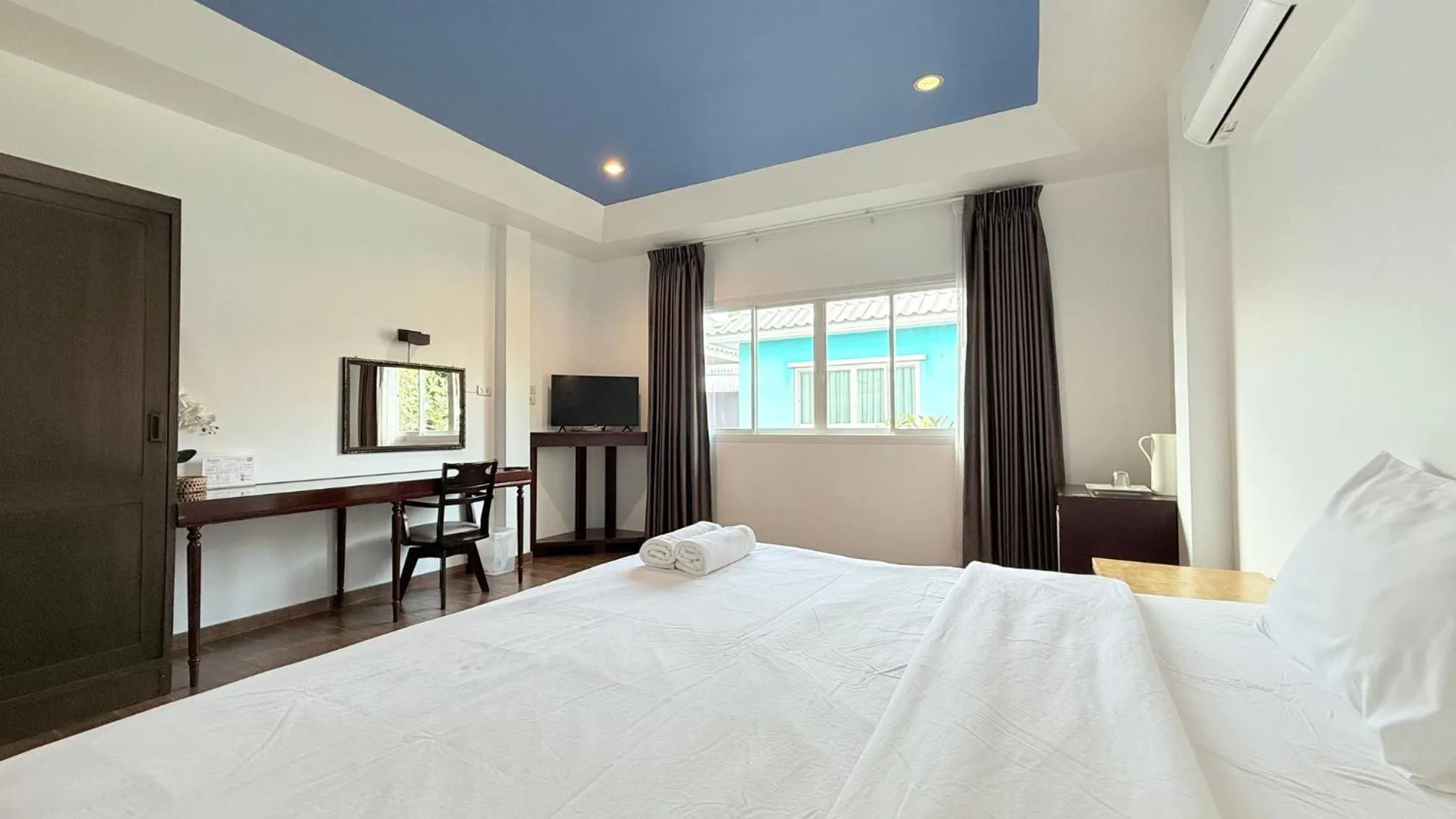 Photo of the whole room, Bed in Issara House Bangkok