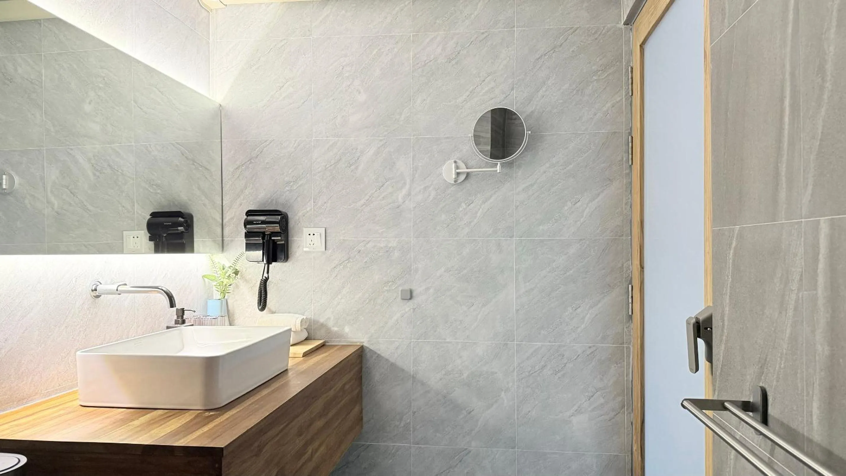 Shower in Issara House Bangkok