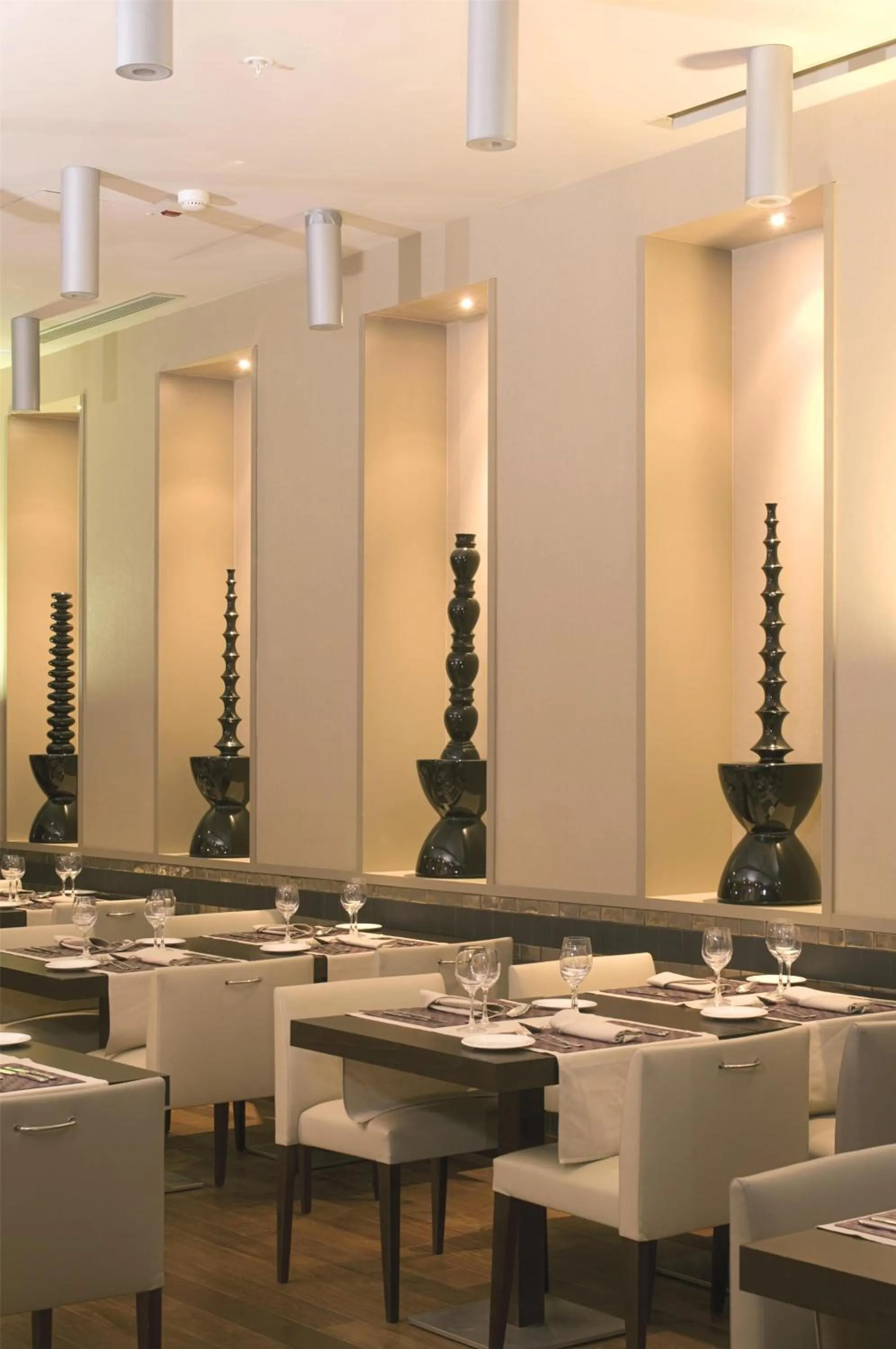 Restaurant/places to eat in Hotel NH Poznan