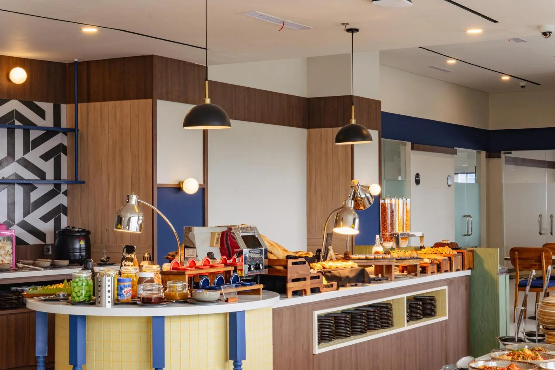 Restaurant/places to eat in ARTOTEL Hub Simpang Temu Jakarta