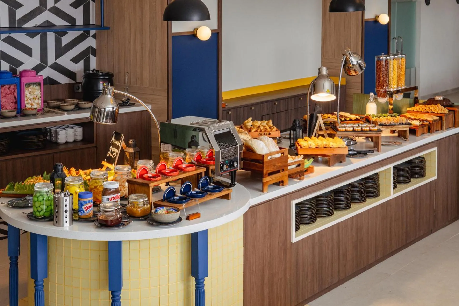 Restaurant/places to eat in ARTOTEL Hub Simpang Temu Jakarta