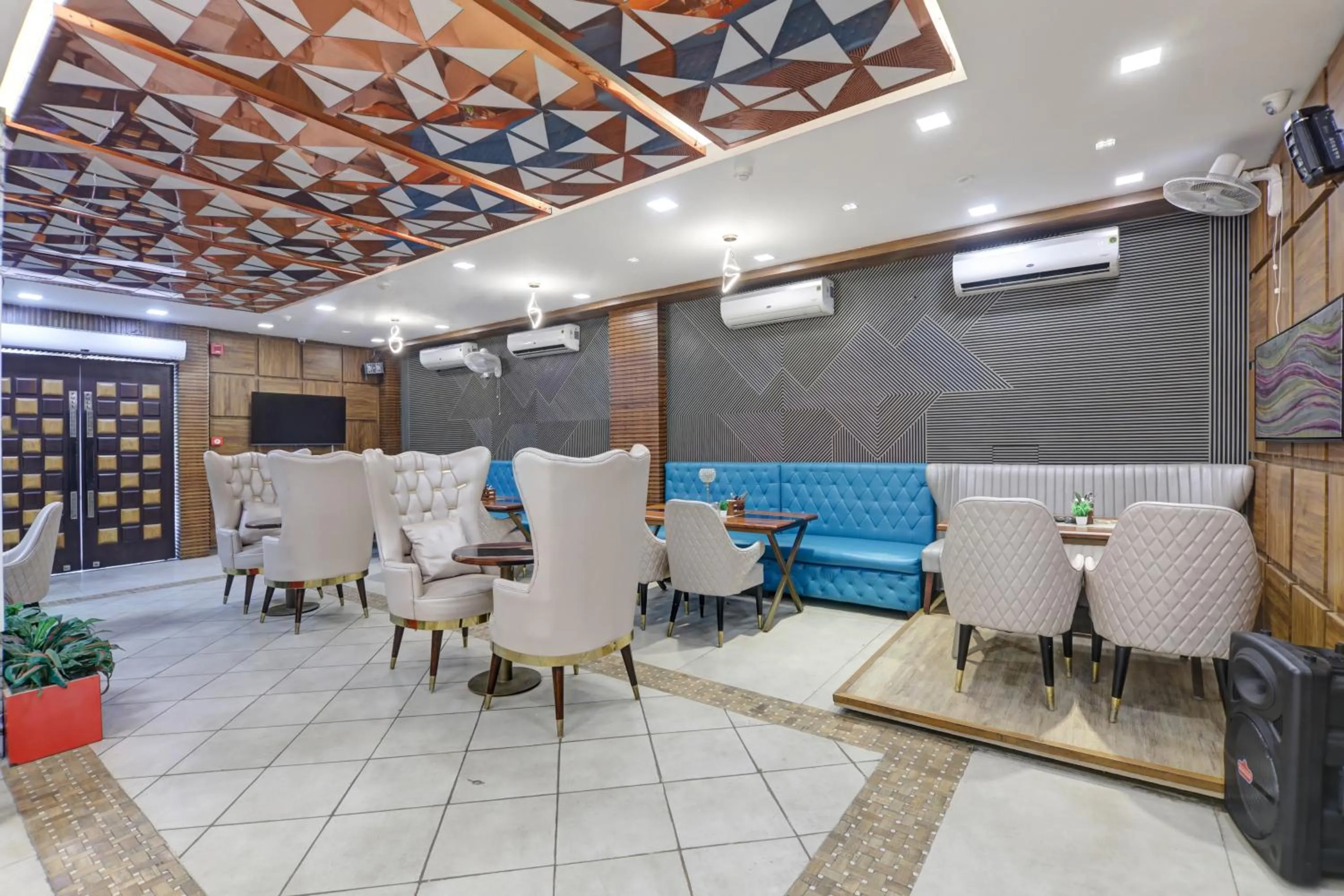 Restaurant/places to eat in Status By Hotel The Emporio