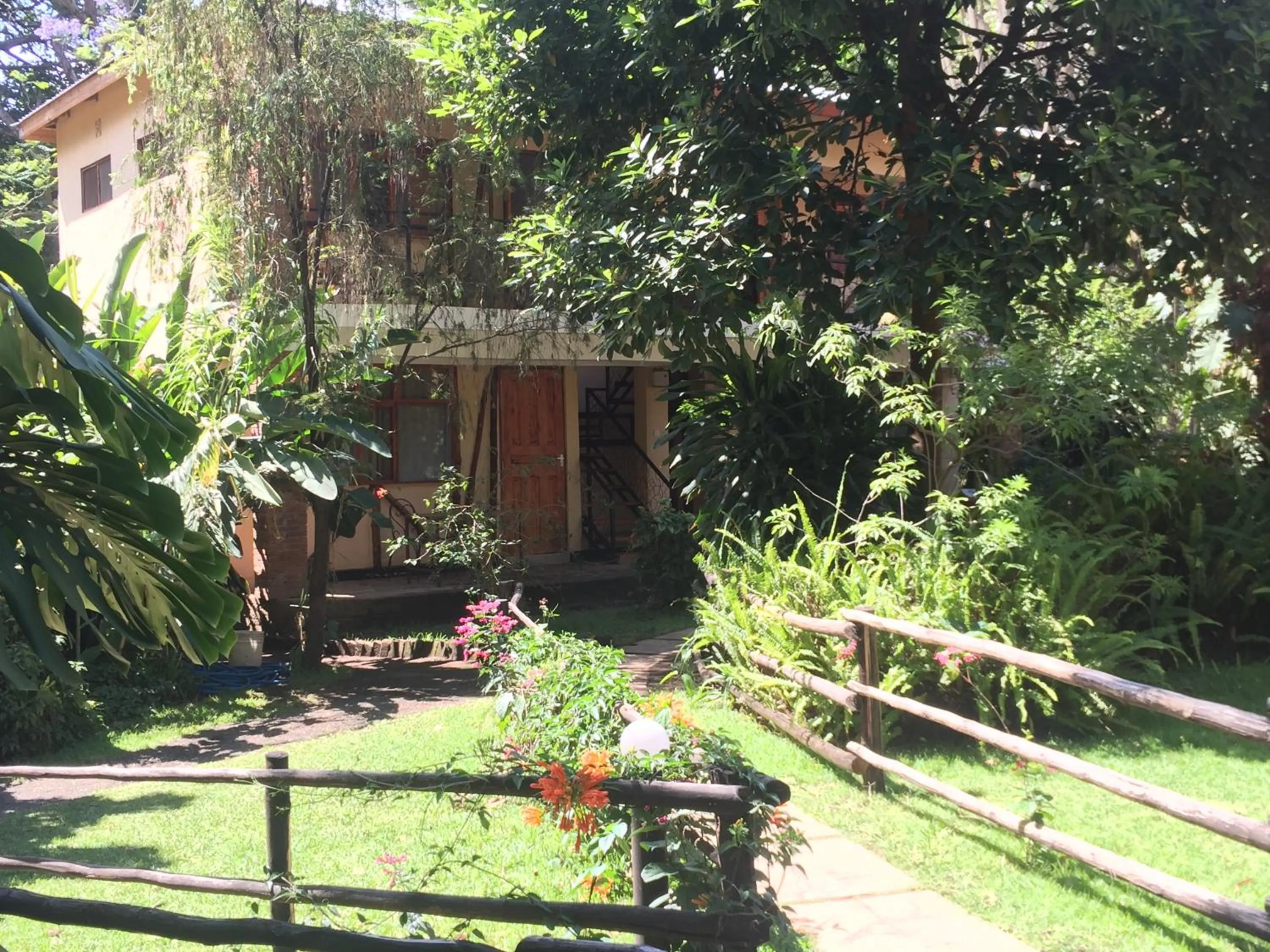 Facade/entrance in Outpost Lodge