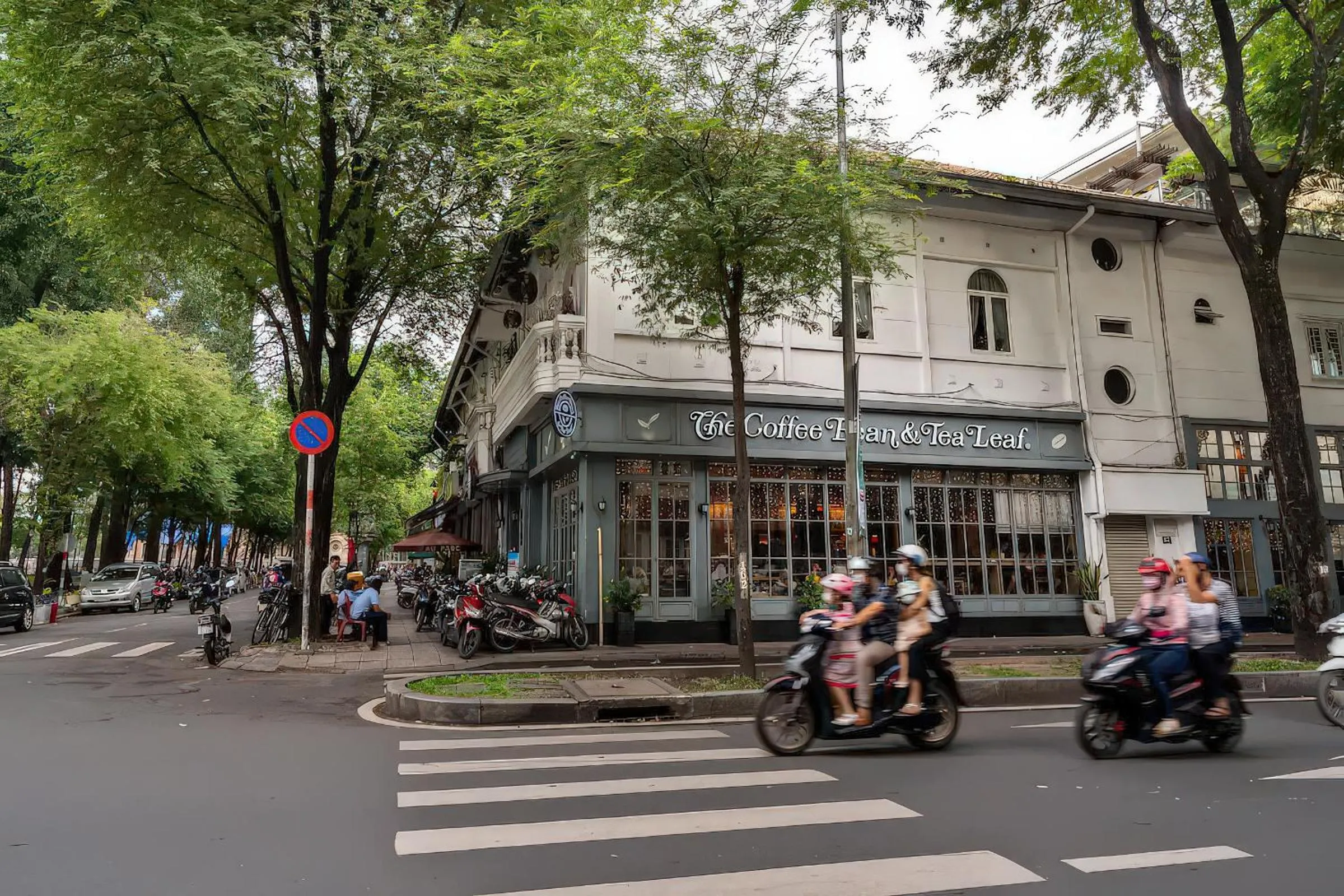 Dining area in Avalon Saigon District 1 - Independence Palace
