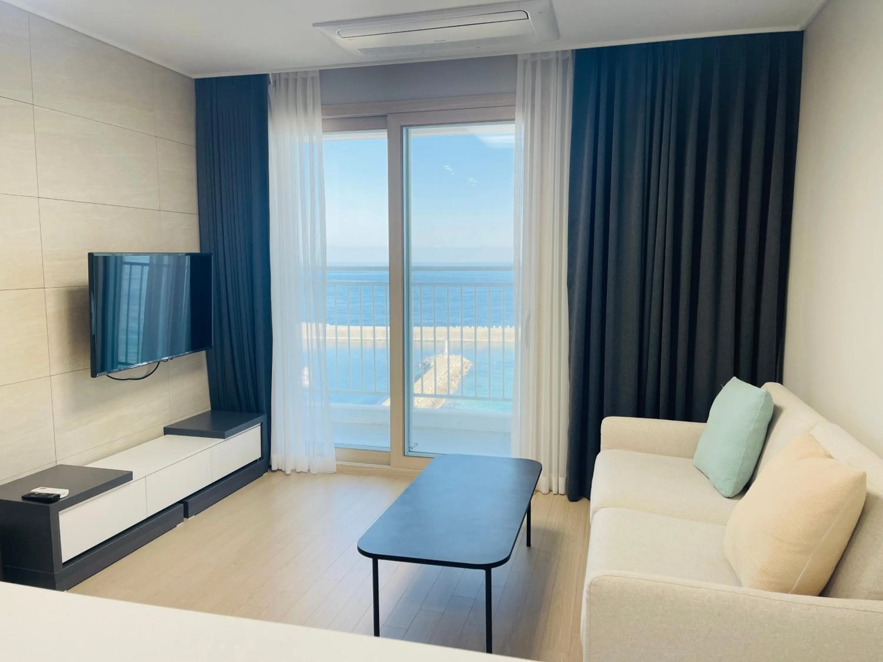 TV and multimedia in OceanStay E7 INN-TheCity