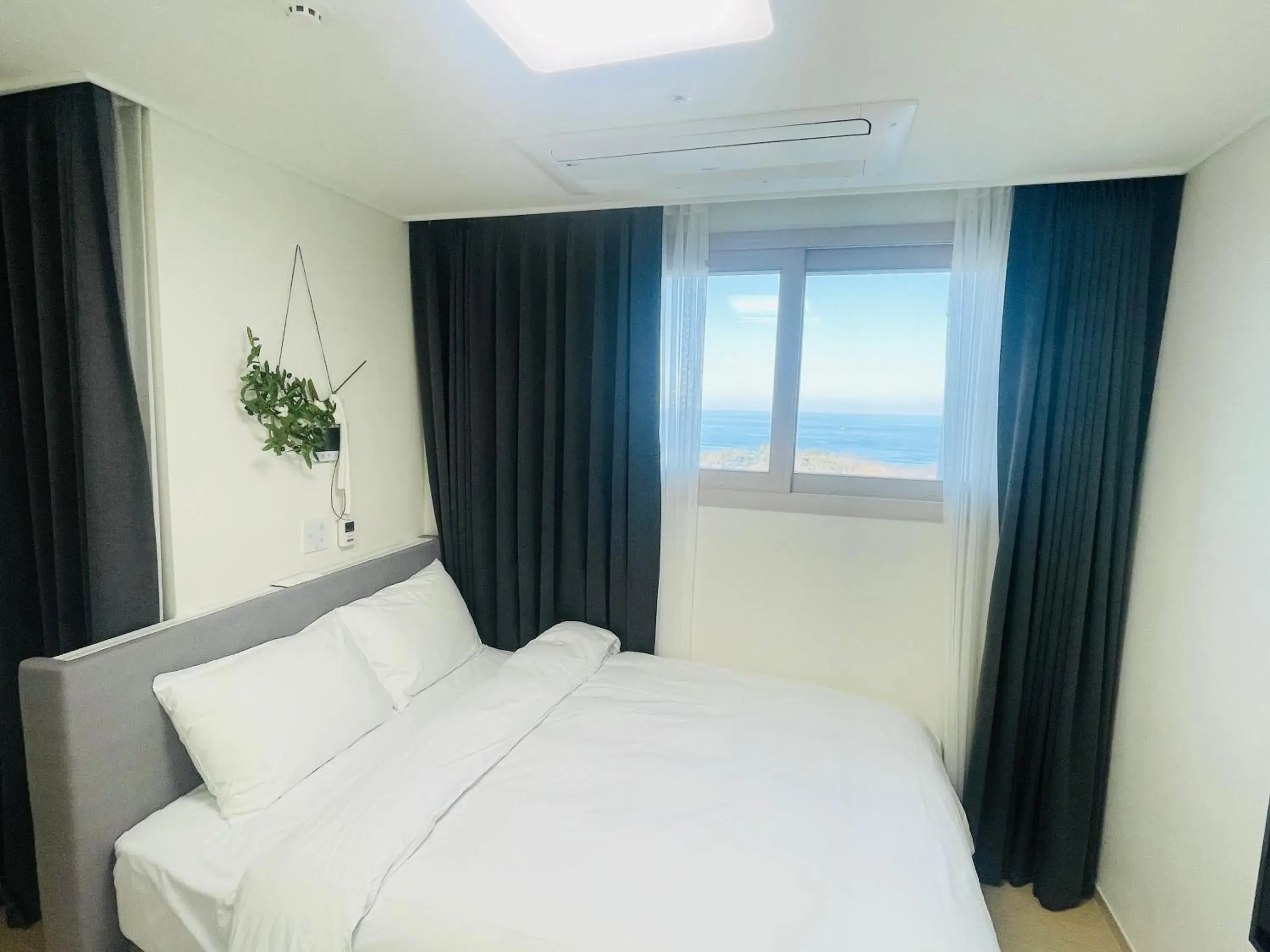 Deluxe Double Room with Side Sea View in OceanStay E7 INN-TheCity Deluxe Double Room with Side Sea View in OceanStay E7 INN-TheCity