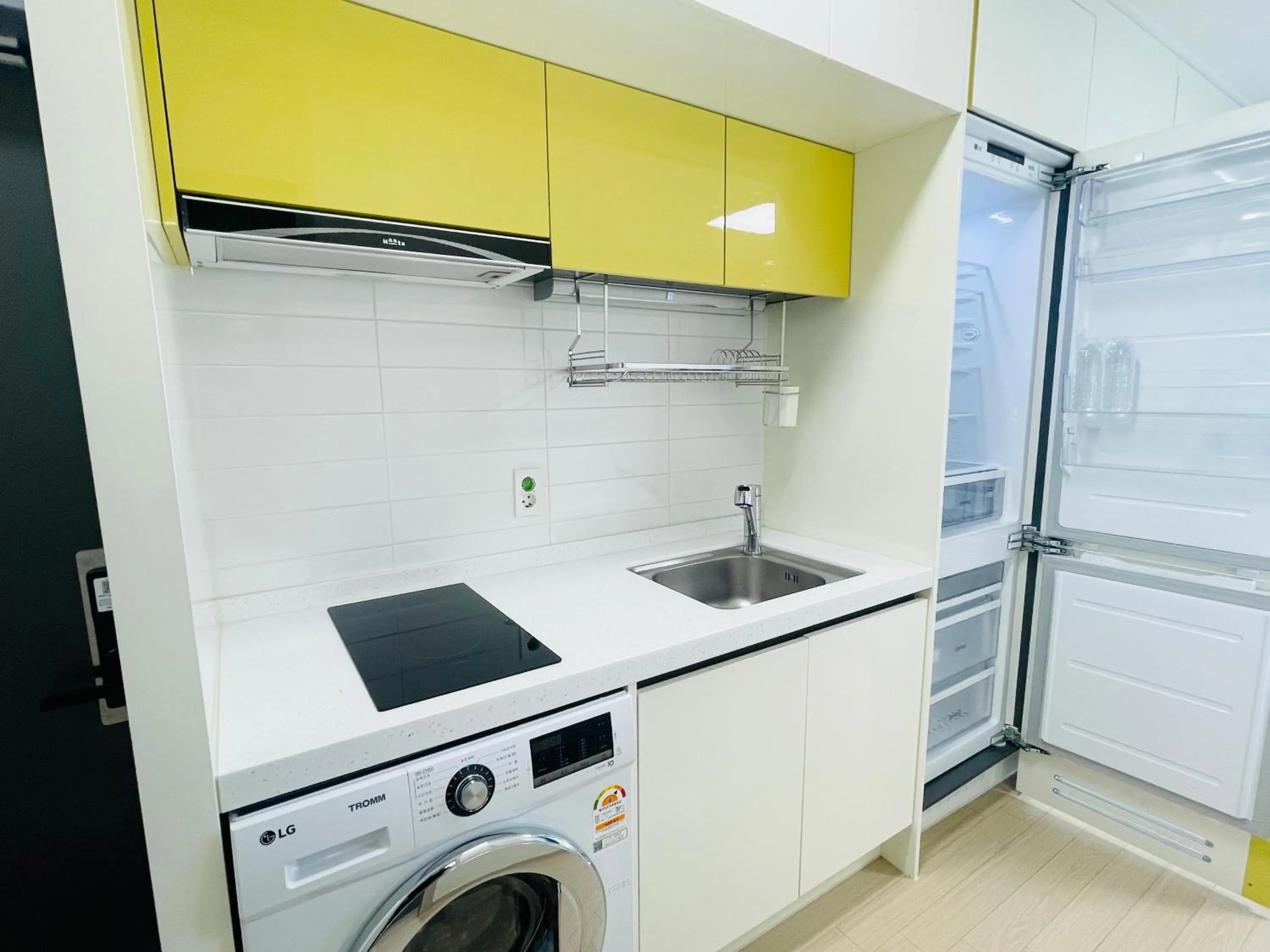 Kitchen or kitchenette in OceanStay E7 INN-TheCity