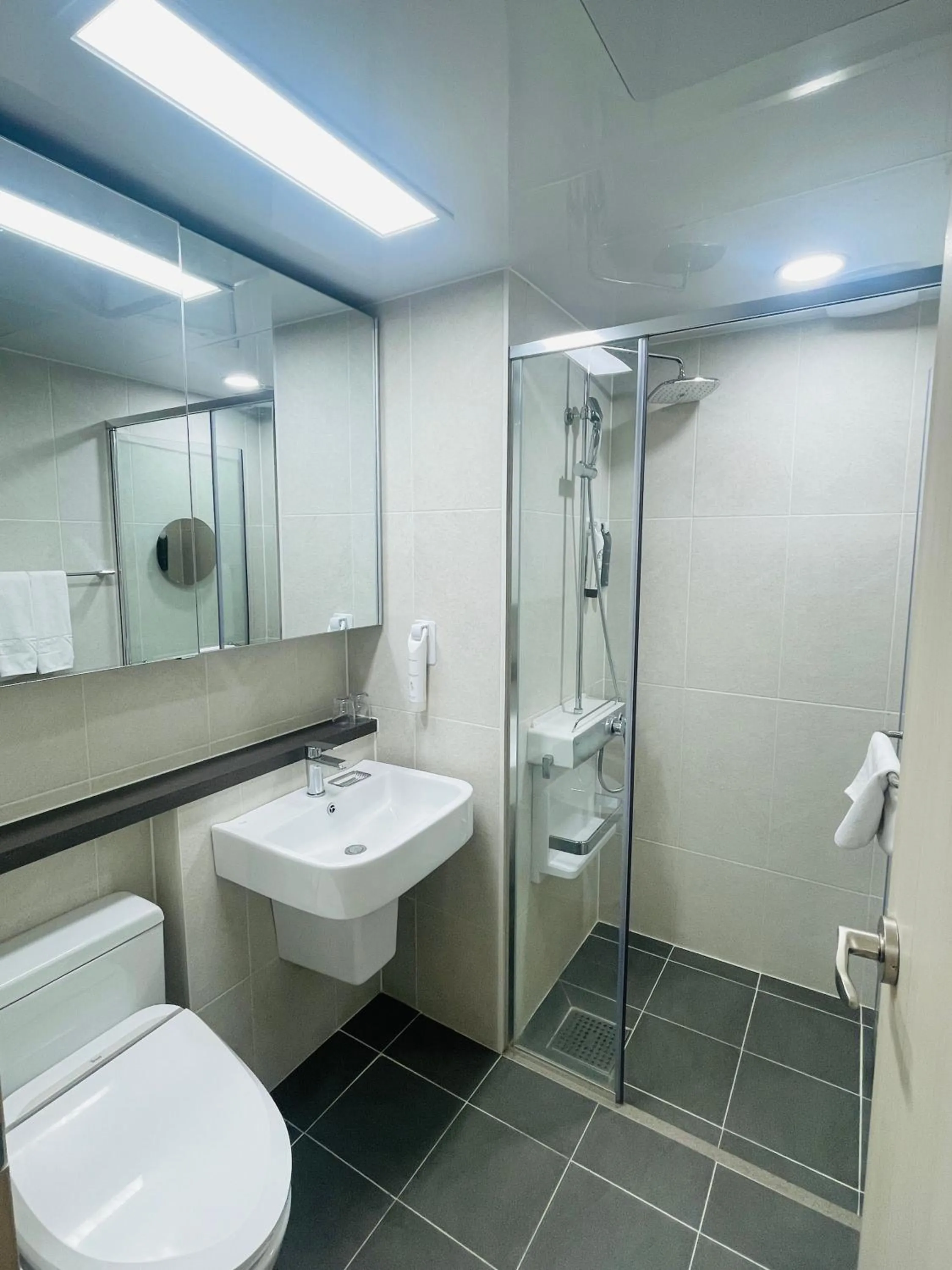 Shower in OceanStay E7 INN-TheCity