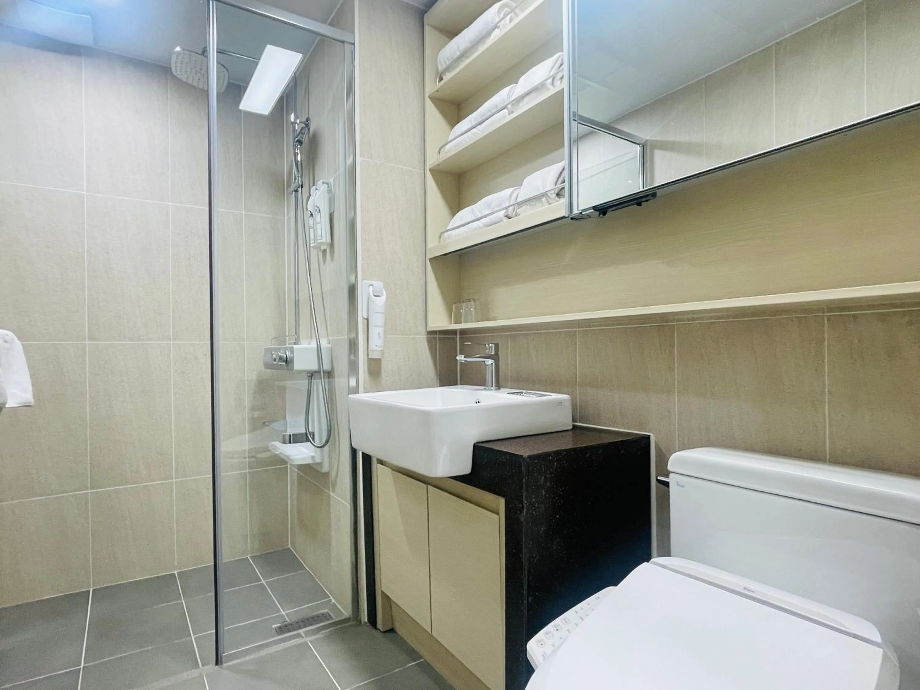 Shower in OceanStay E7 INN-TheCity