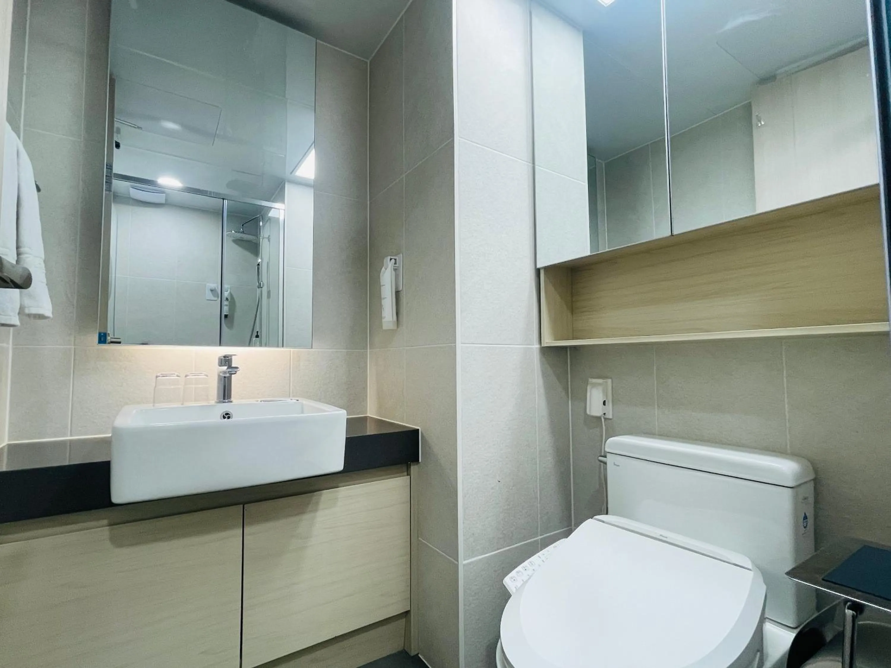 Shower in OceanStay E7 INN-TheCity