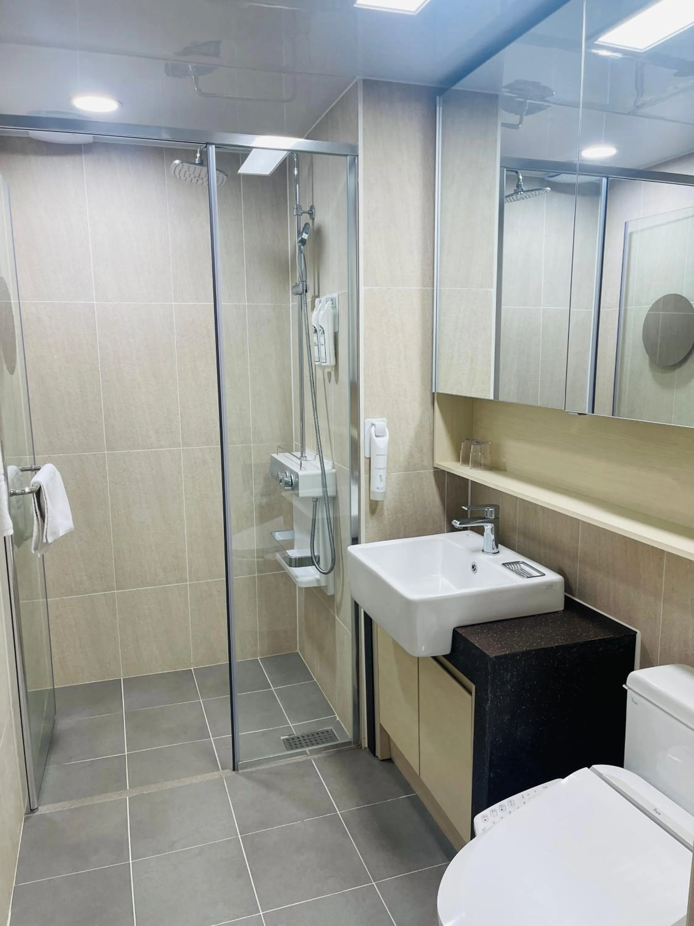 Shower in OceanStay E7 INN-TheCity