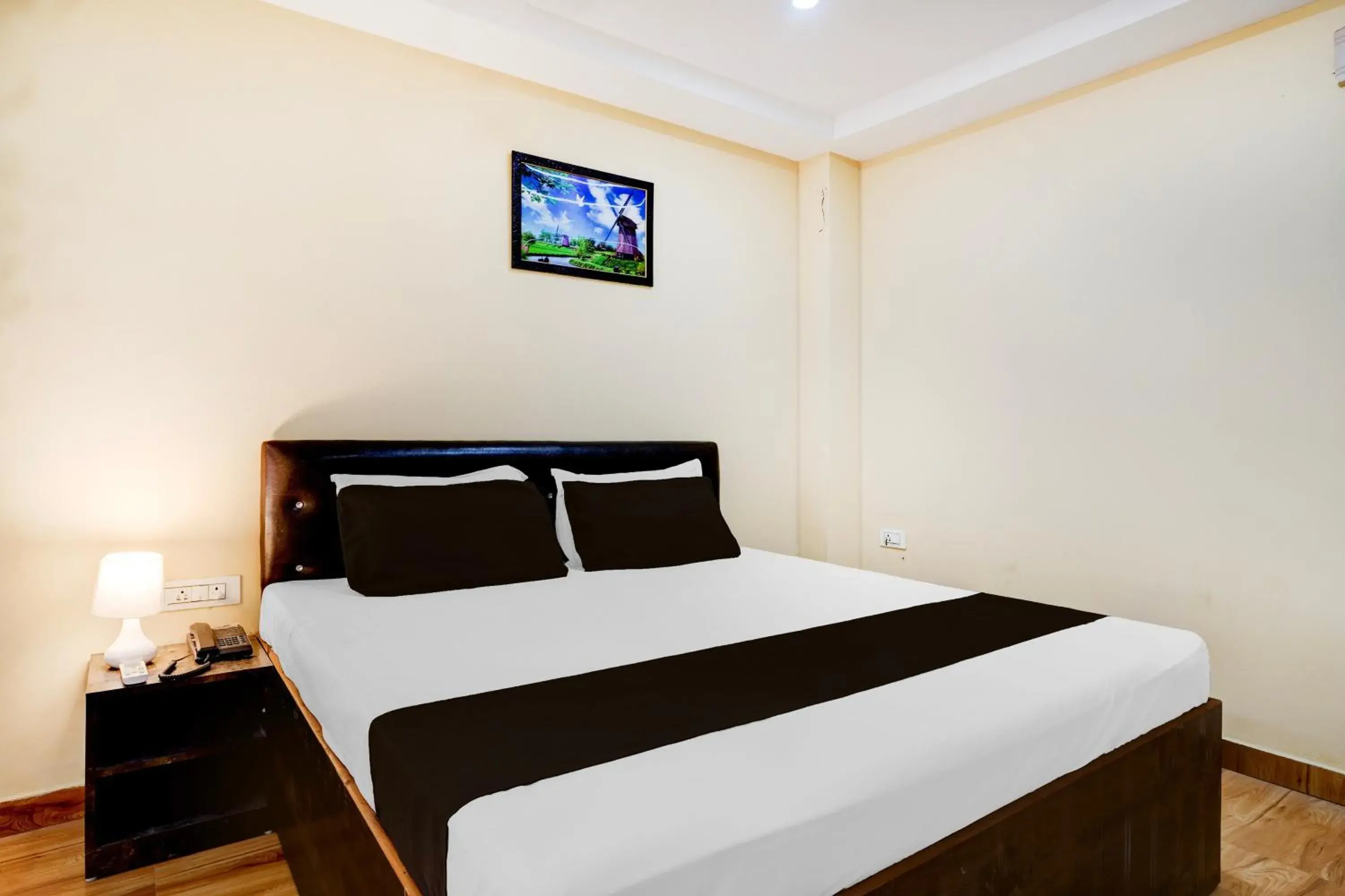 Small Double Room - single occupancy in Super Collection O Last Gate Near Dispur Law College Formerly RR hotels Small Double Room - single occupancy in Super Collection O Last Gate Near Dispur Law College Formerly RR hotels