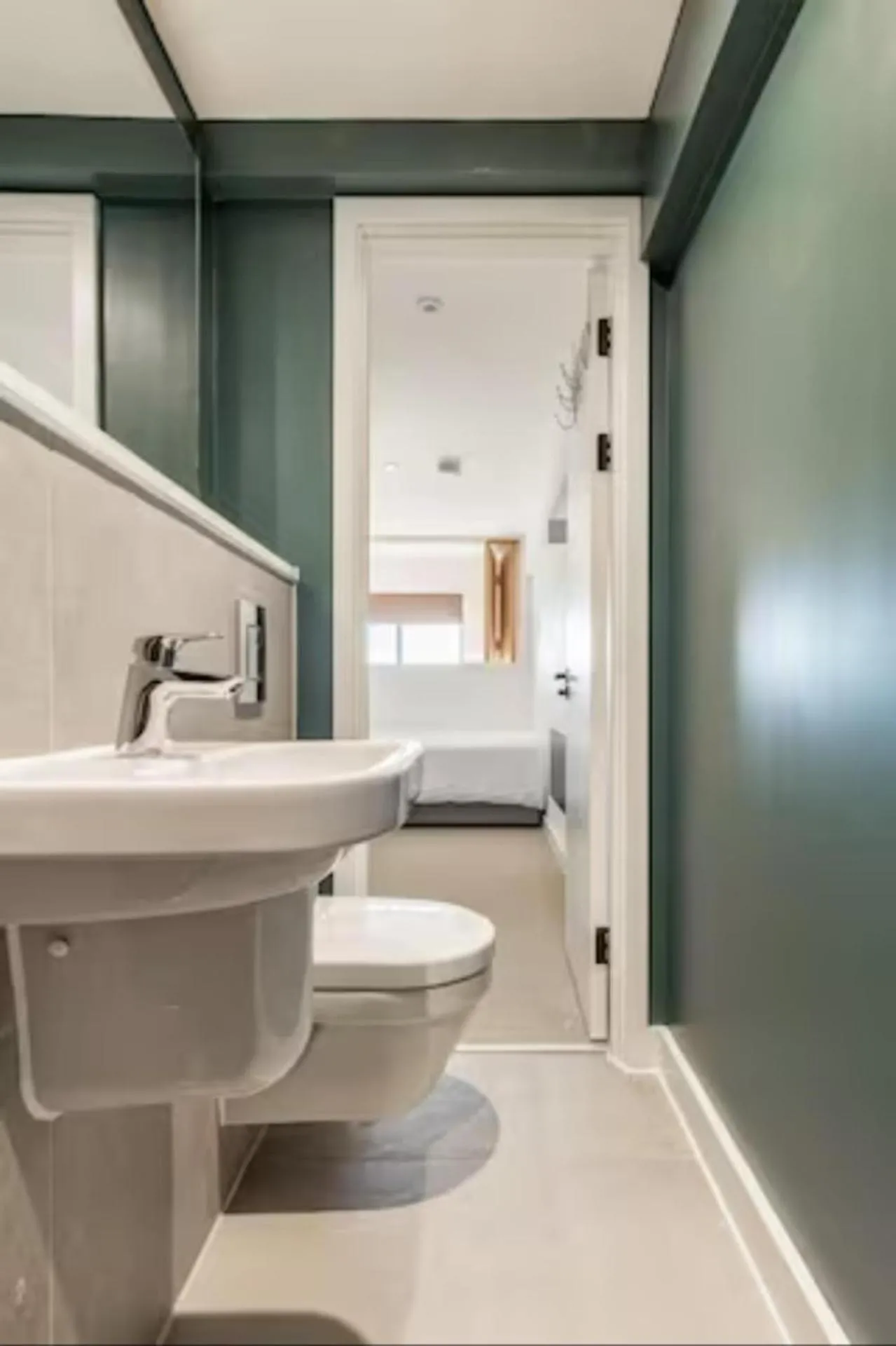 Toilet in Manchester - Sky Garden - 2 Beds - Sleeps 4