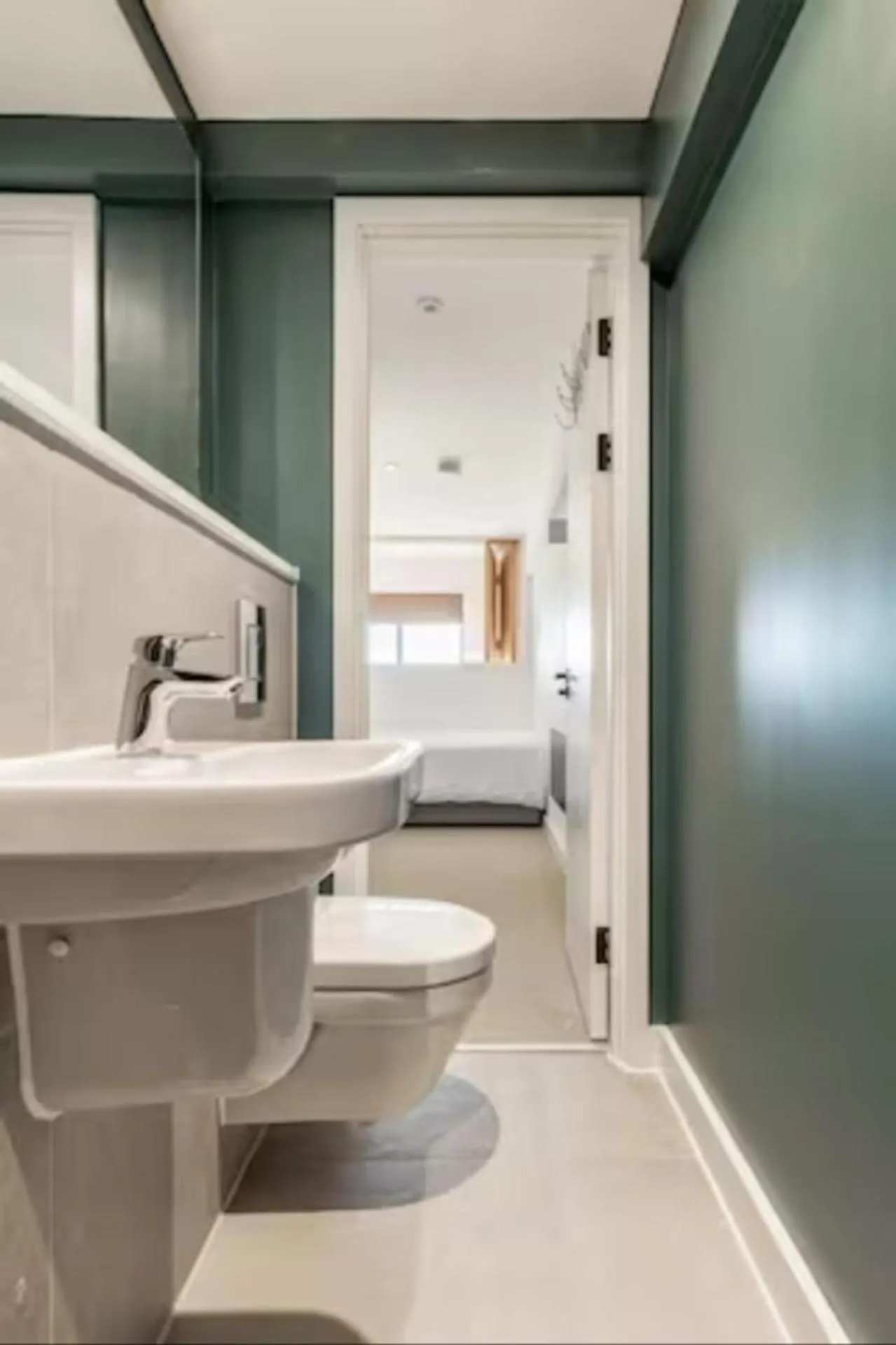 Toilet in Manchester - Sky Garden - 2 Beds - Sleeps 4