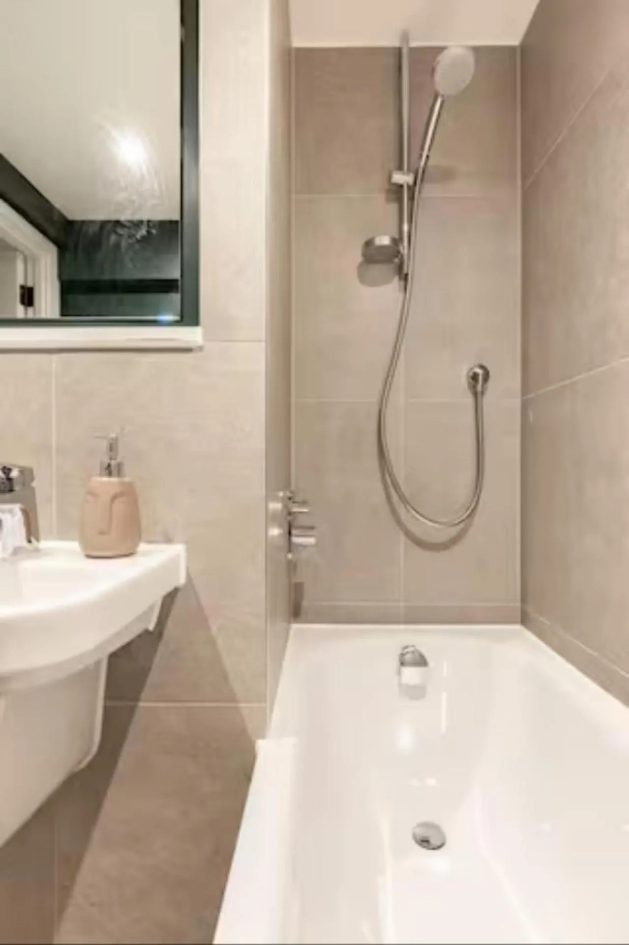 Shower in Manchester - Sky Garden - 2 Beds - Sleeps 4