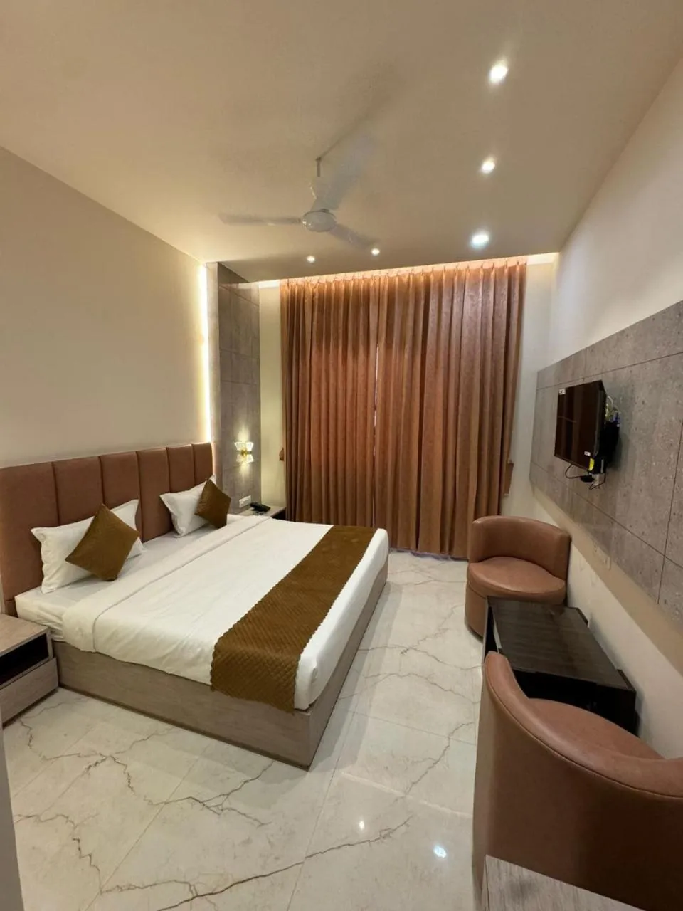 Bedroom, Bed in Sethi Grand Hotel