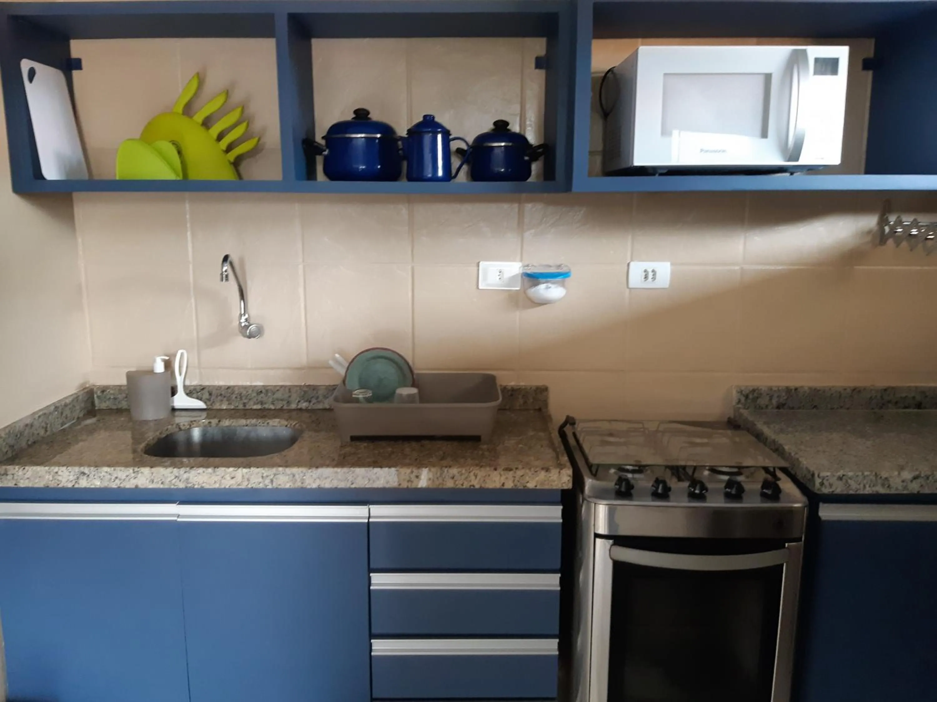 Communal kitchen in Condomínio Merepe Residence Duplex