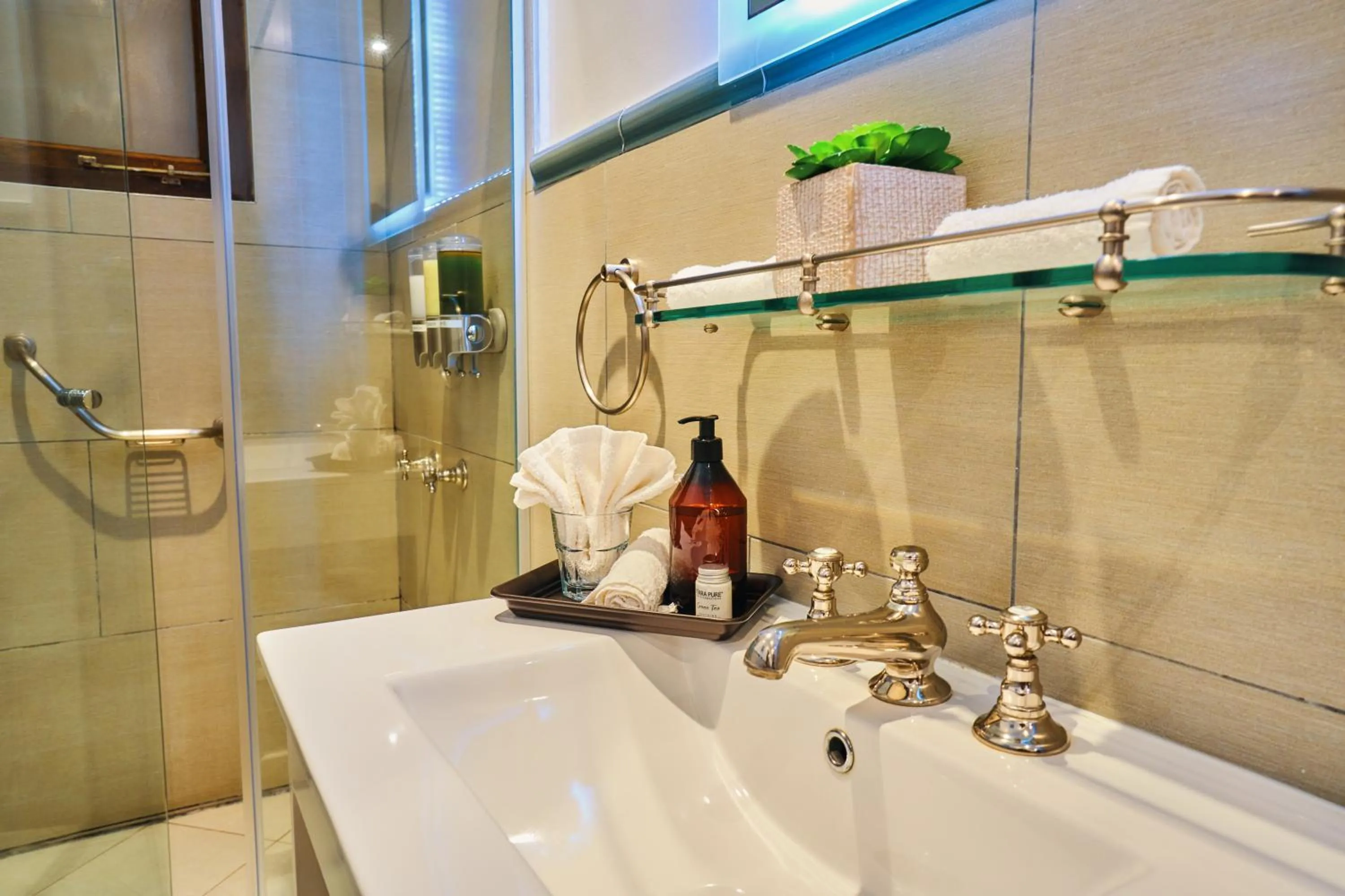 Shower in Miravida Soho Hotel & Wine Bar