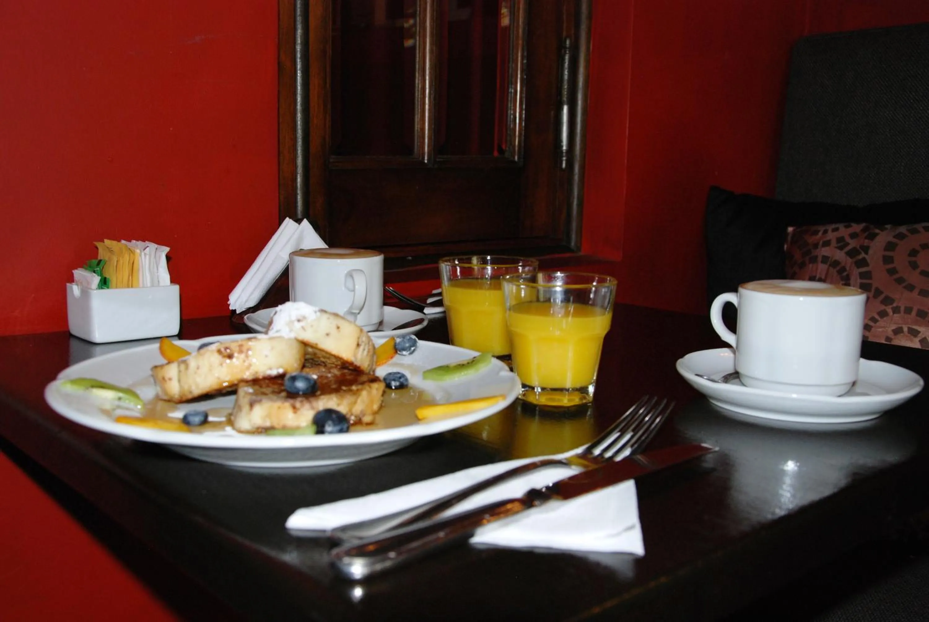 Food and drinks in Miravida Soho Hotel & Wine Bar