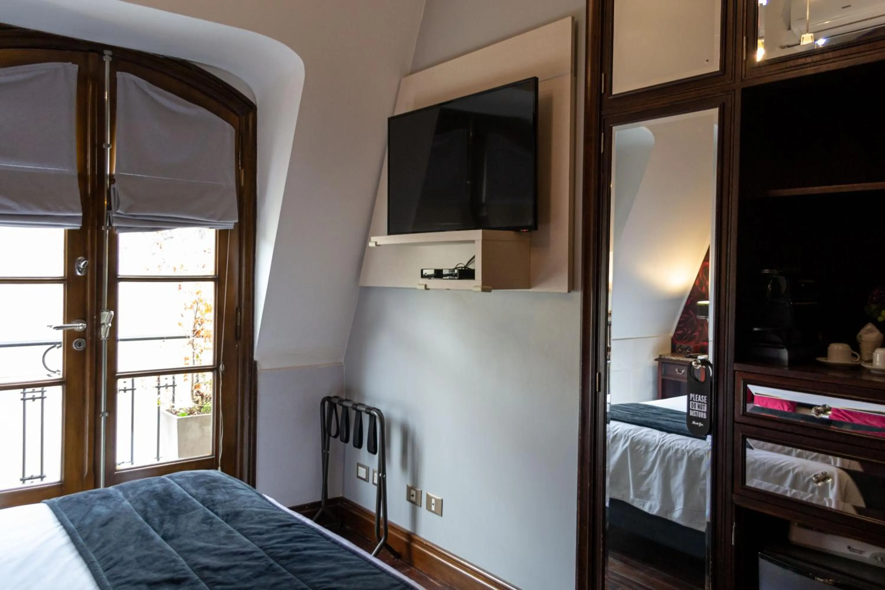 Communal lounge/ TV room, Bed in Miravida Soho Hotel & Wine Bar