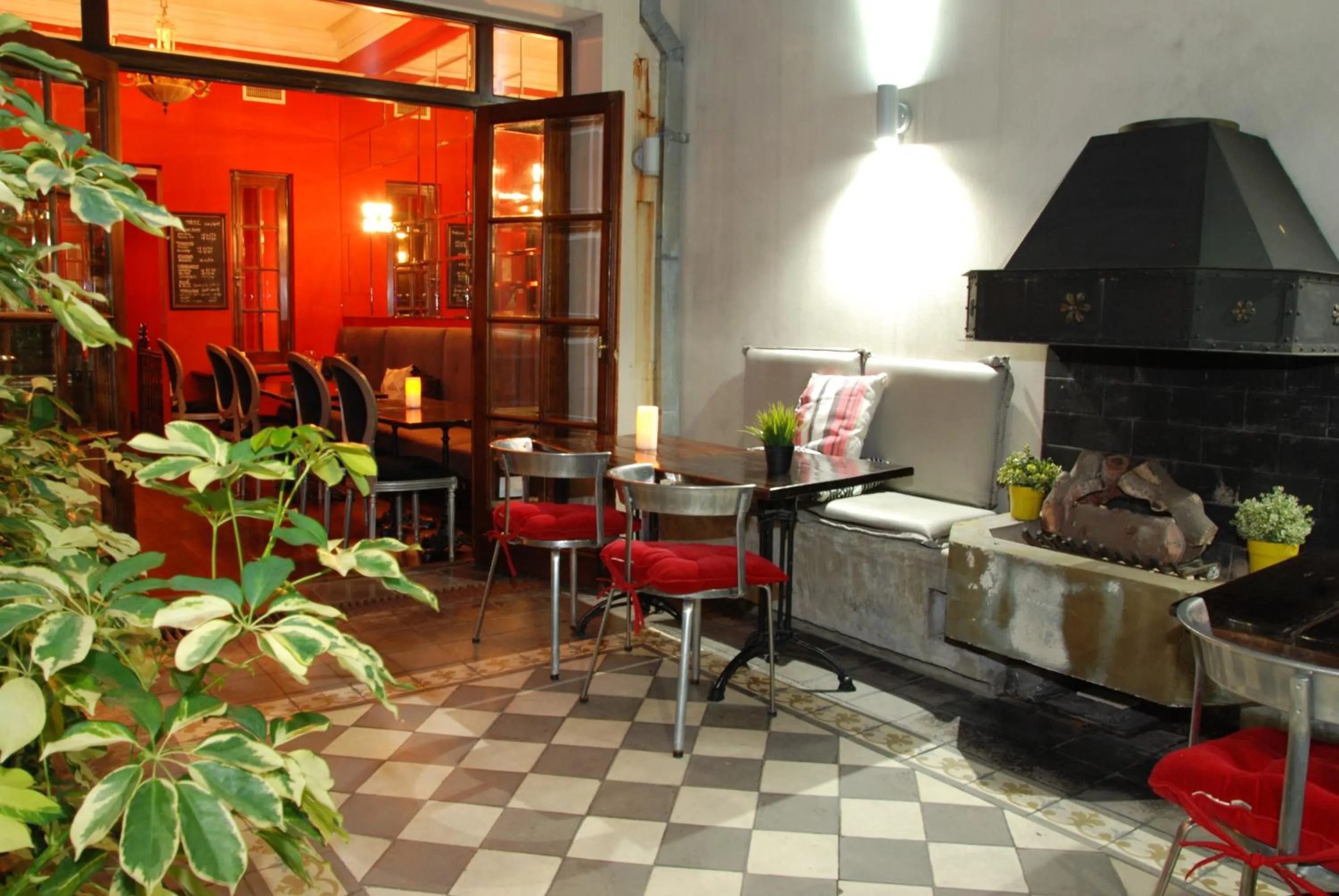 Kitchen or kitchenette in Miravida Soho Hotel & Wine Bar