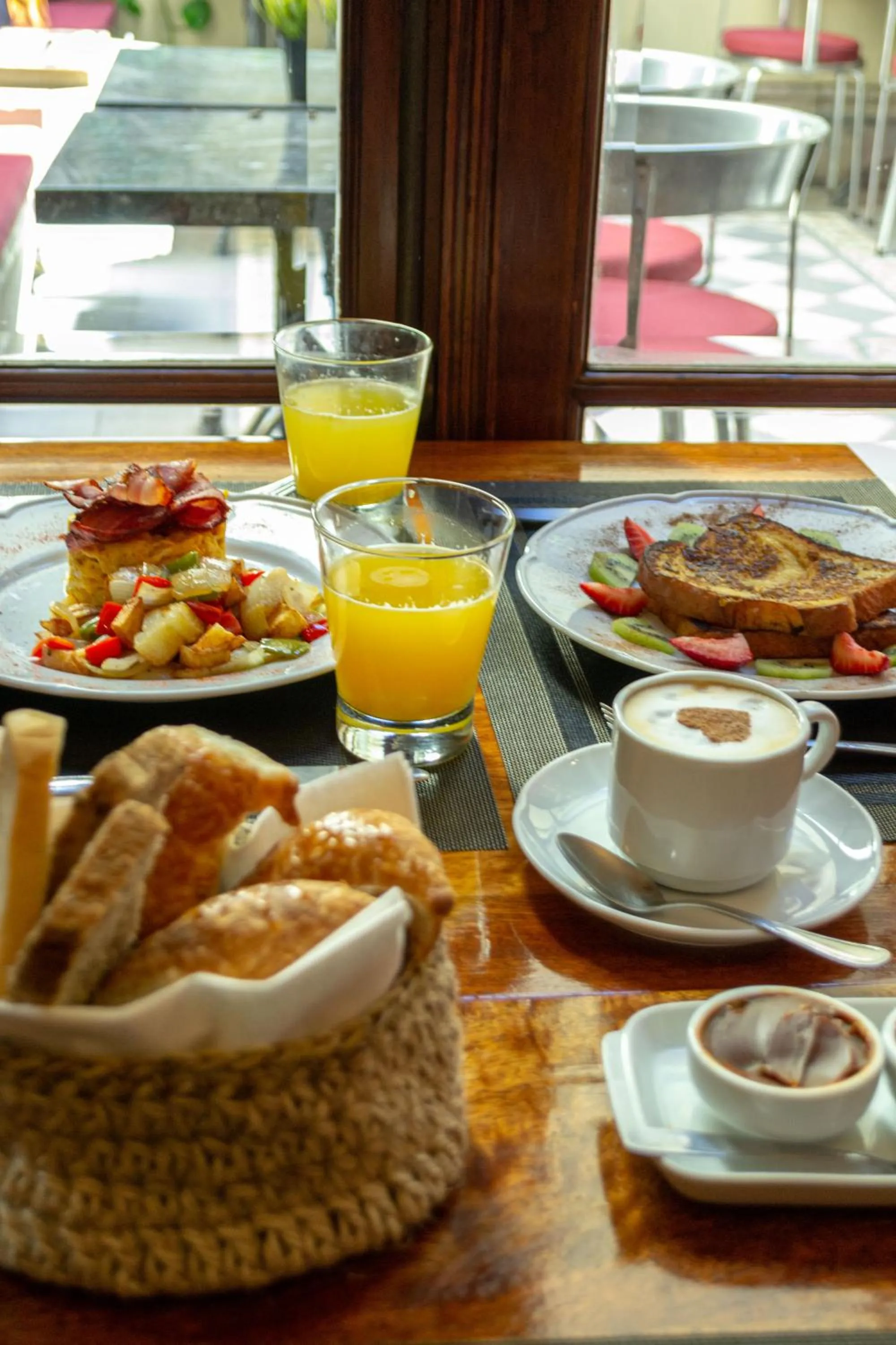 Food and drinks in Miravida Soho Hotel & Wine Bar