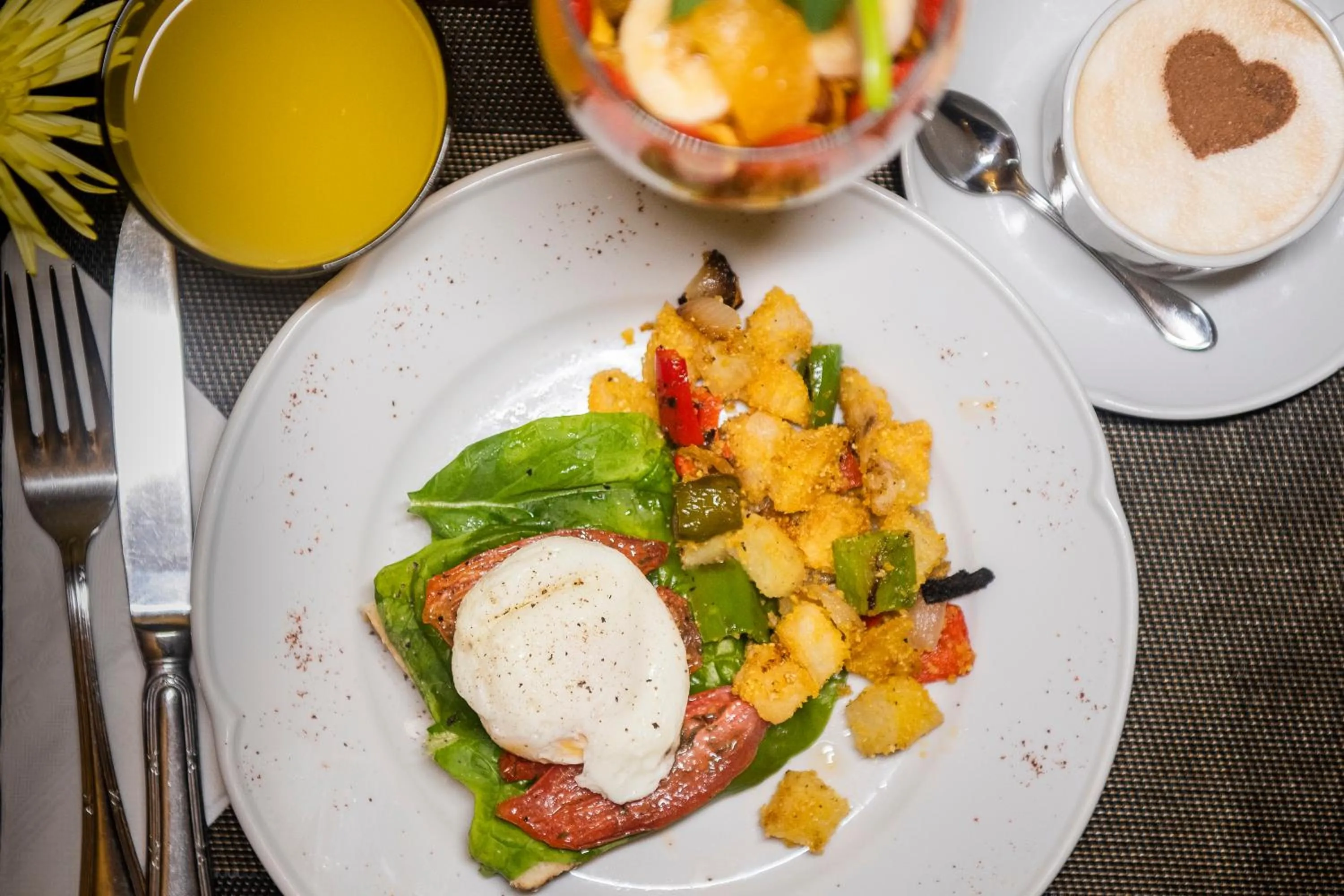 Food and drinks in Miravida Soho Hotel & Wine Bar