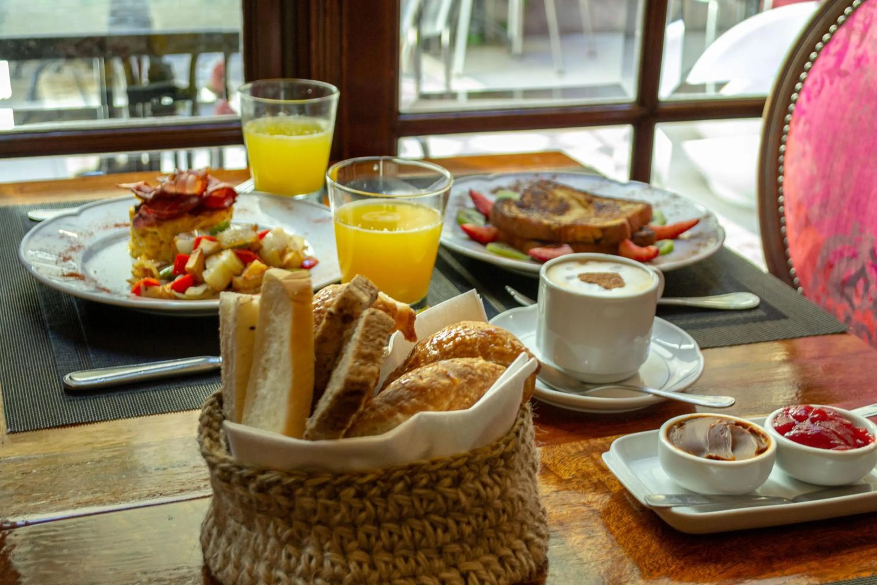 Food and drinks in Miravida Soho Hotel & Wine Bar