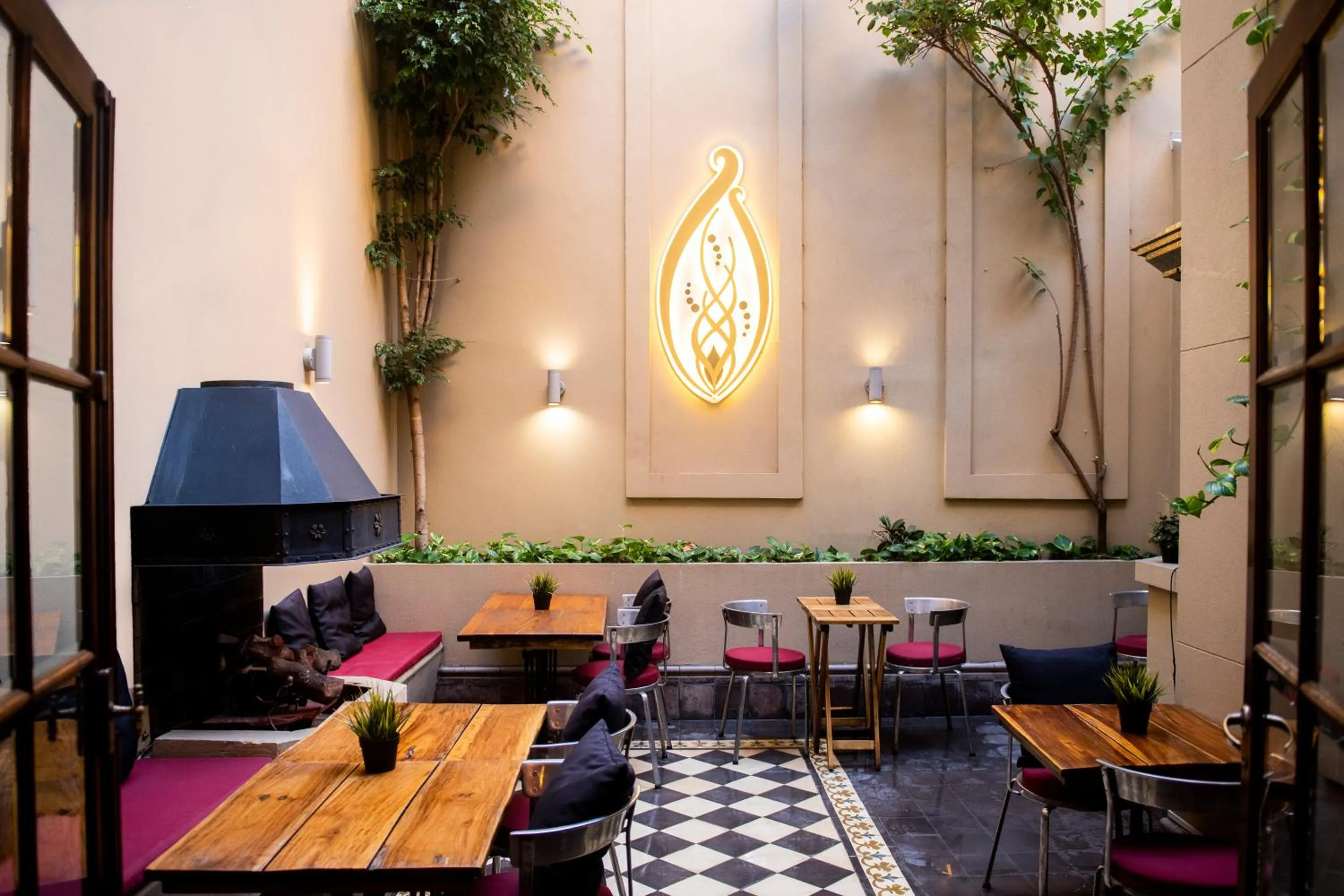 Restaurant/places to eat in Miravida Soho Hotel & Wine Bar