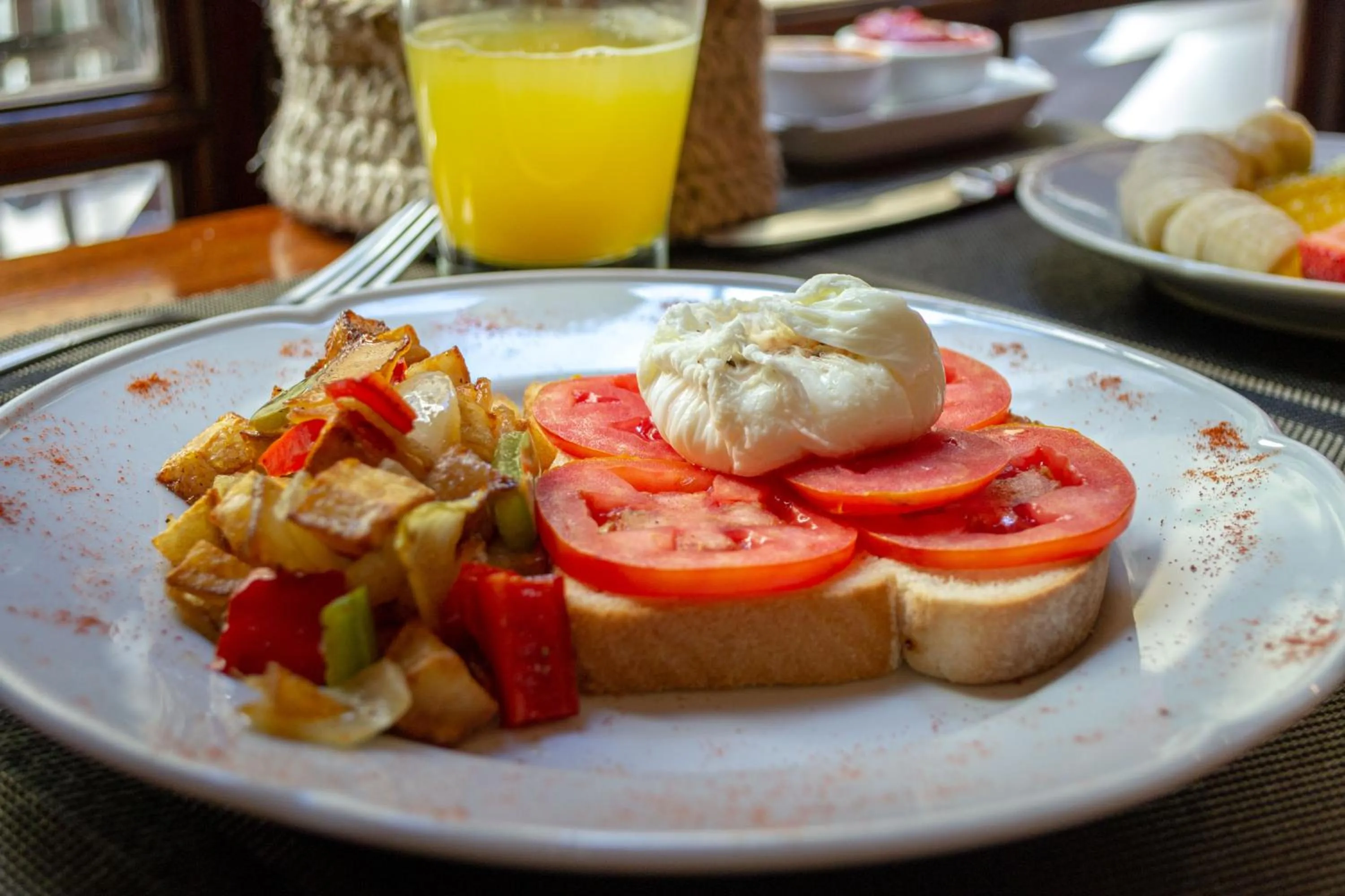 Food and drinks in Miravida Soho Hotel & Wine Bar