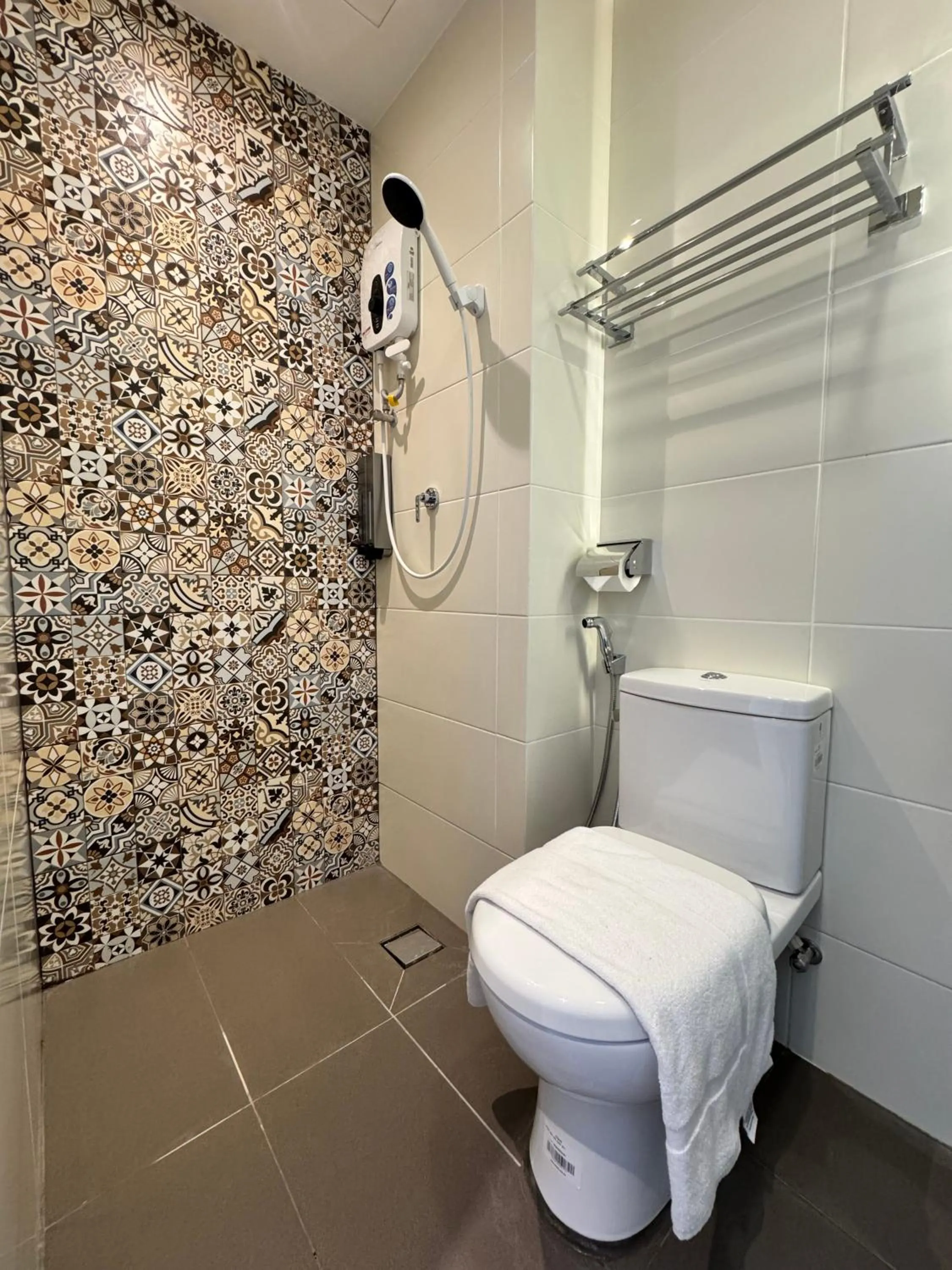 Shower in Maca Hotel by Sky Hive