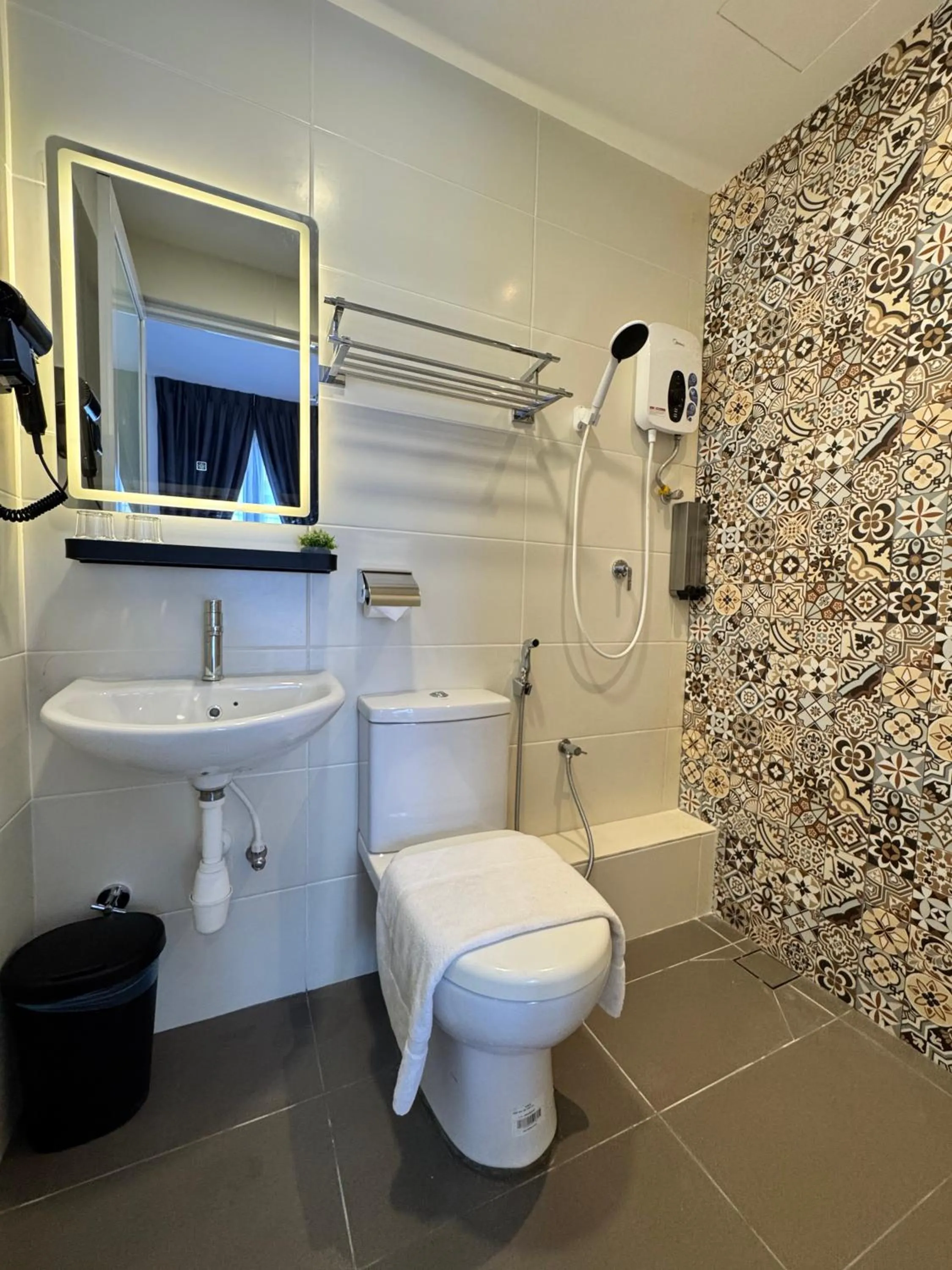 Shower in Maca Hotel by Sky Hive