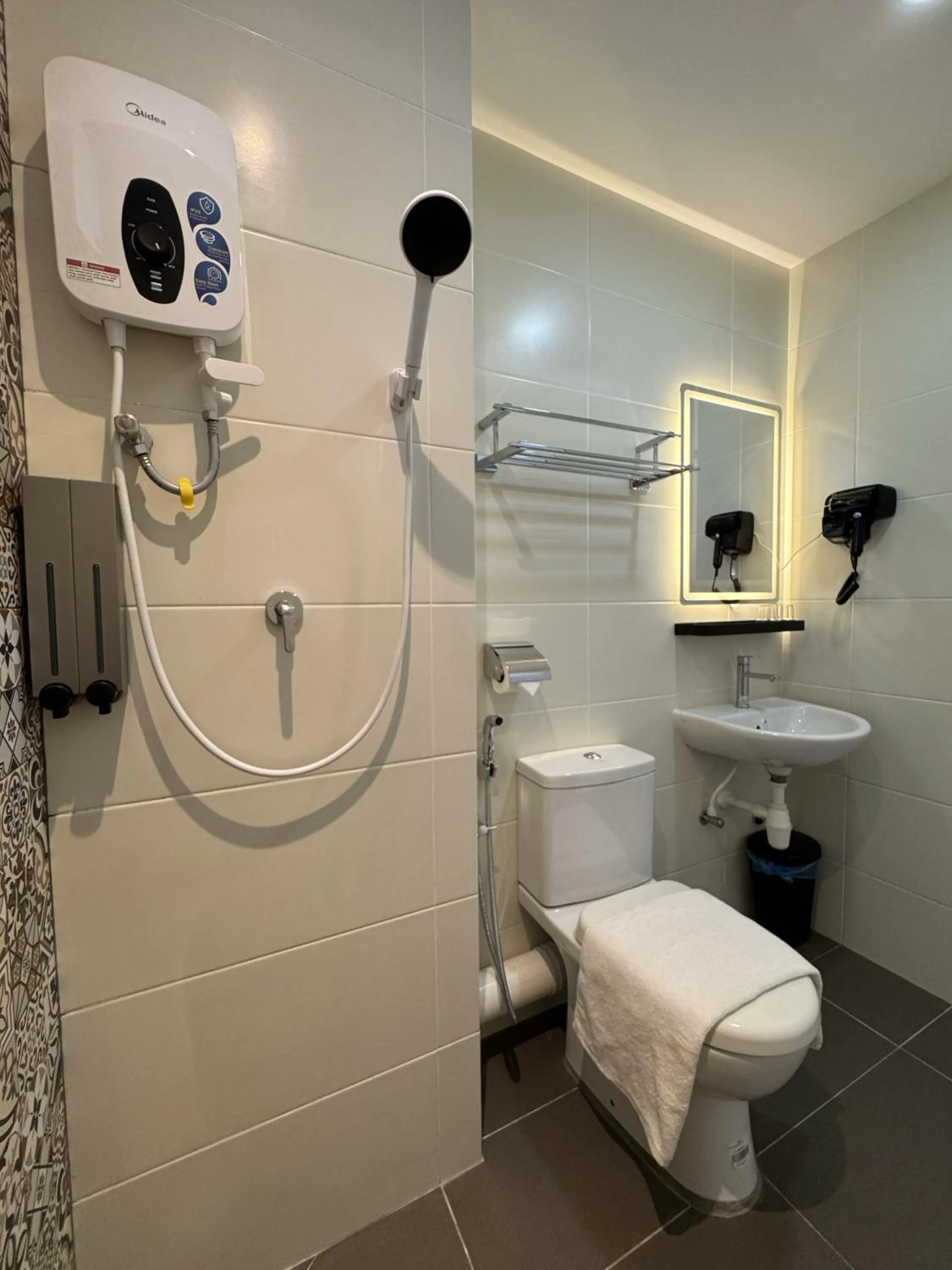 Shower in Maca Hotel by Sky Hive