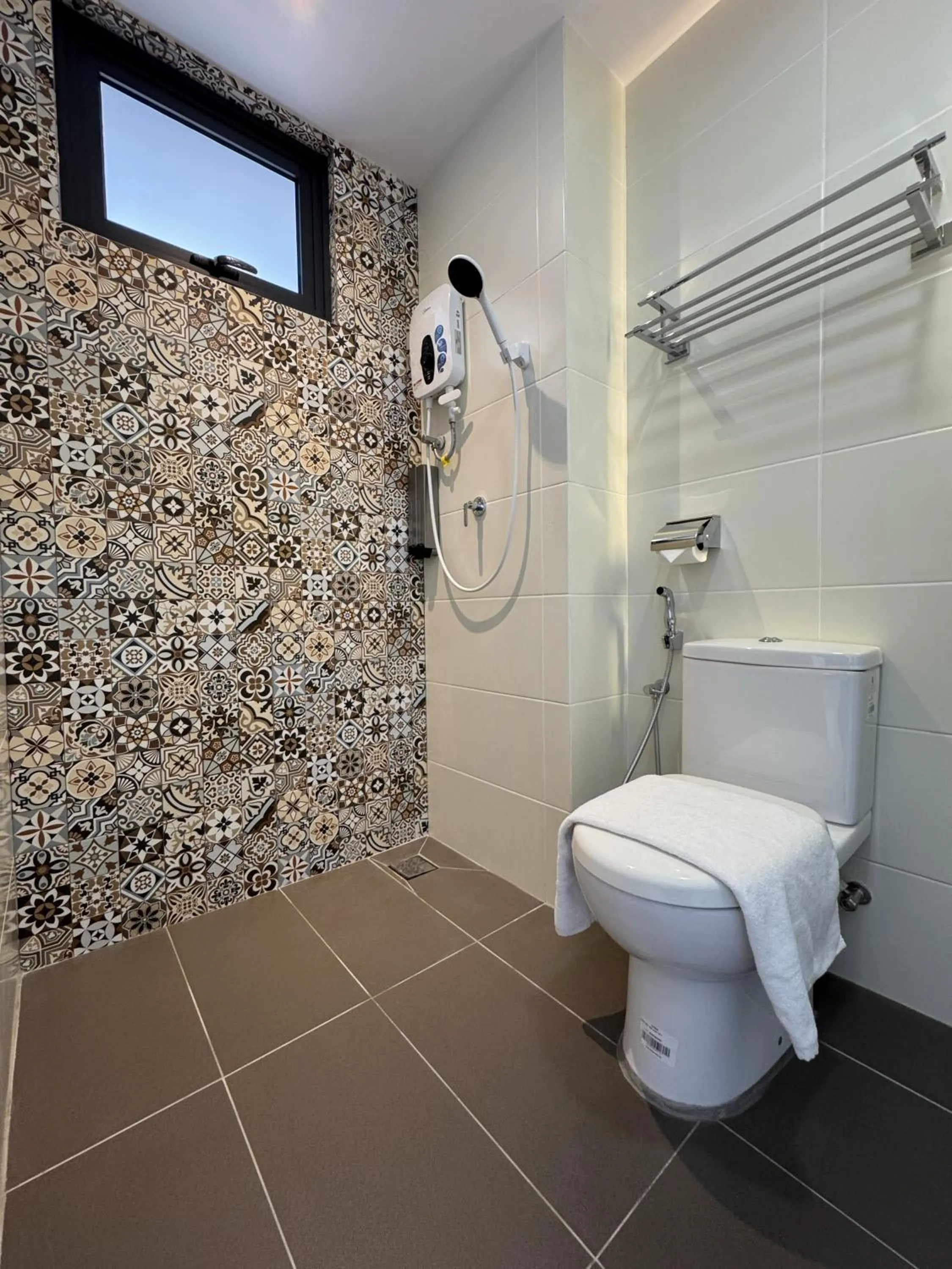 Shower in Maca Hotel by Sky Hive