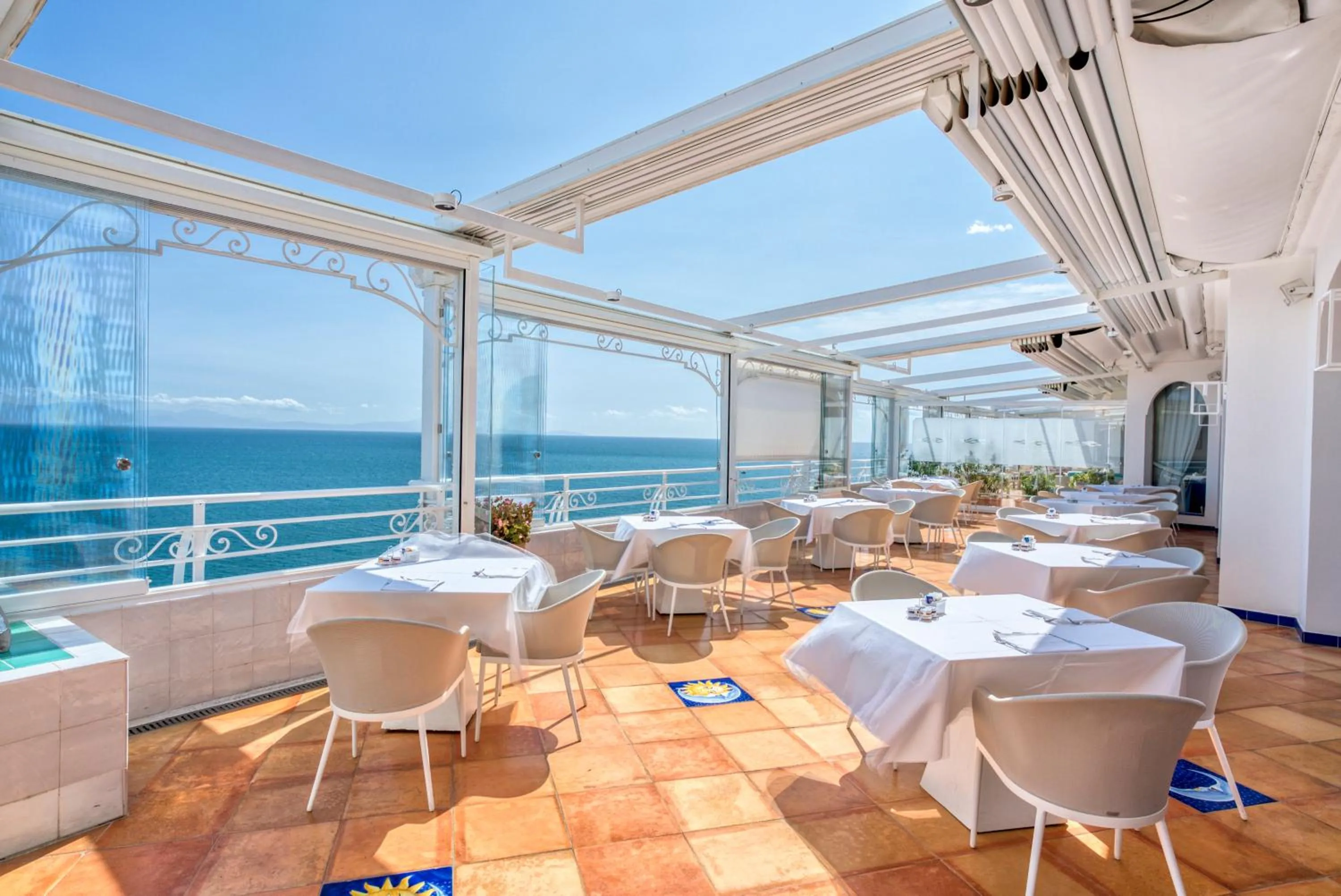 Restaurant/places to eat in Hotel Cetus