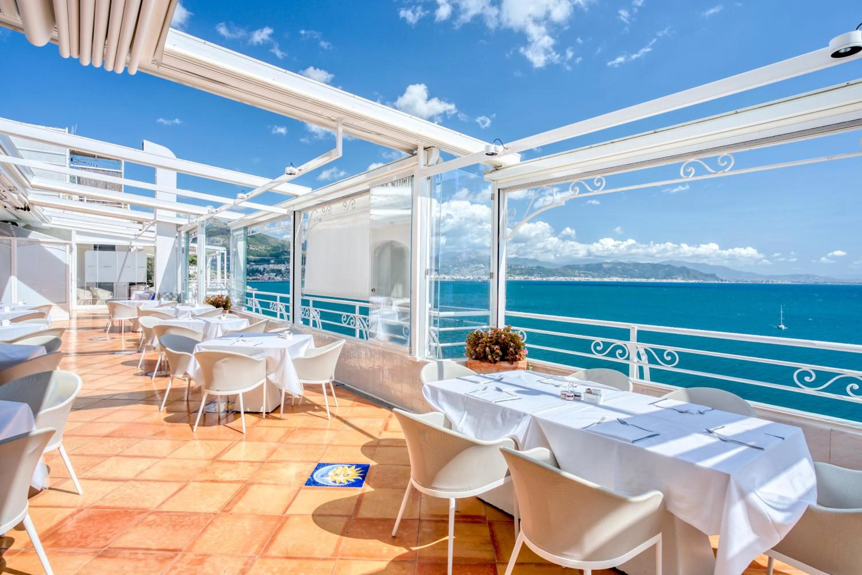 Restaurant/places to eat in Hotel Cetus