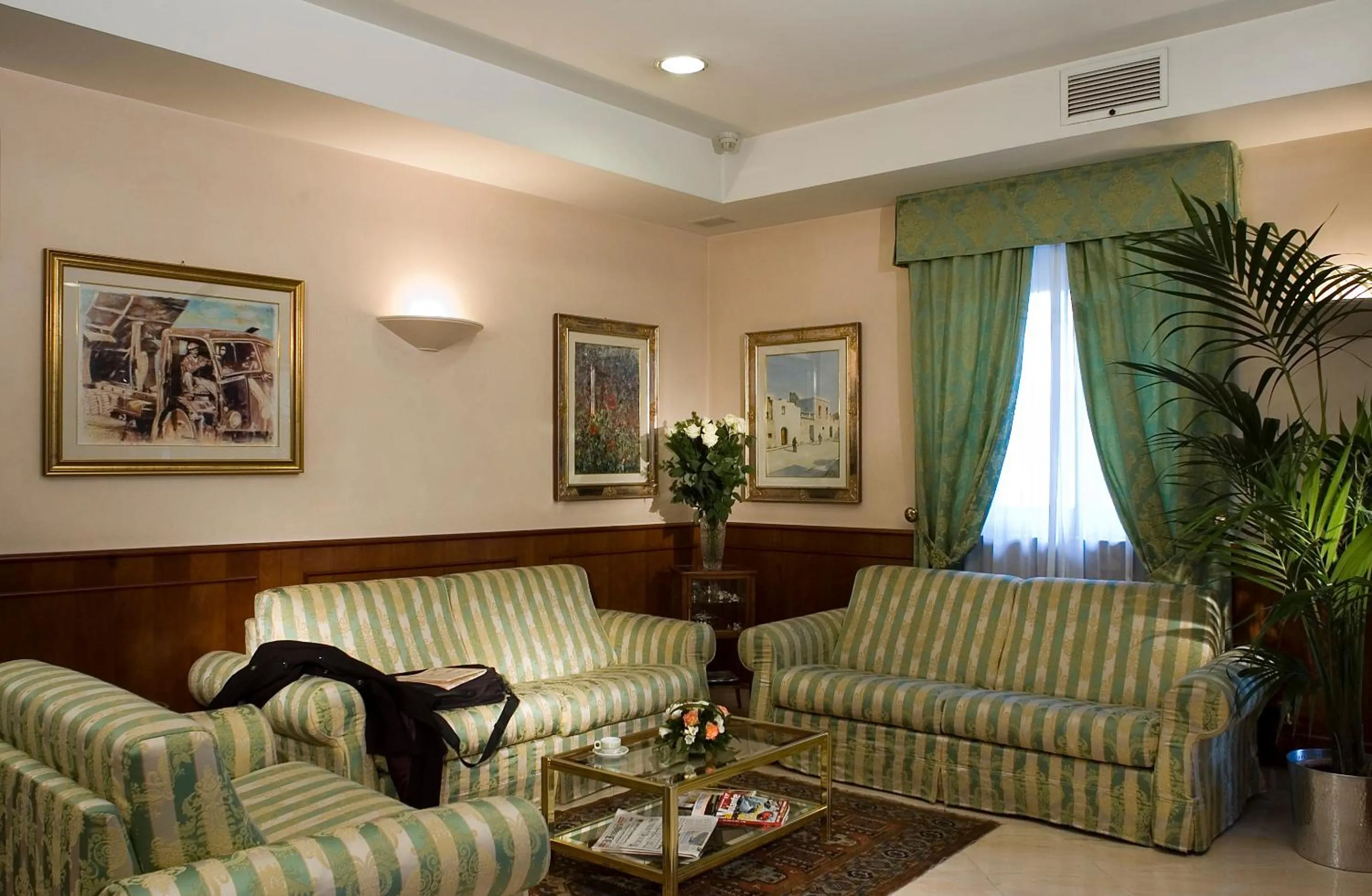 Communal lounge/ TV room in Hotel Castle