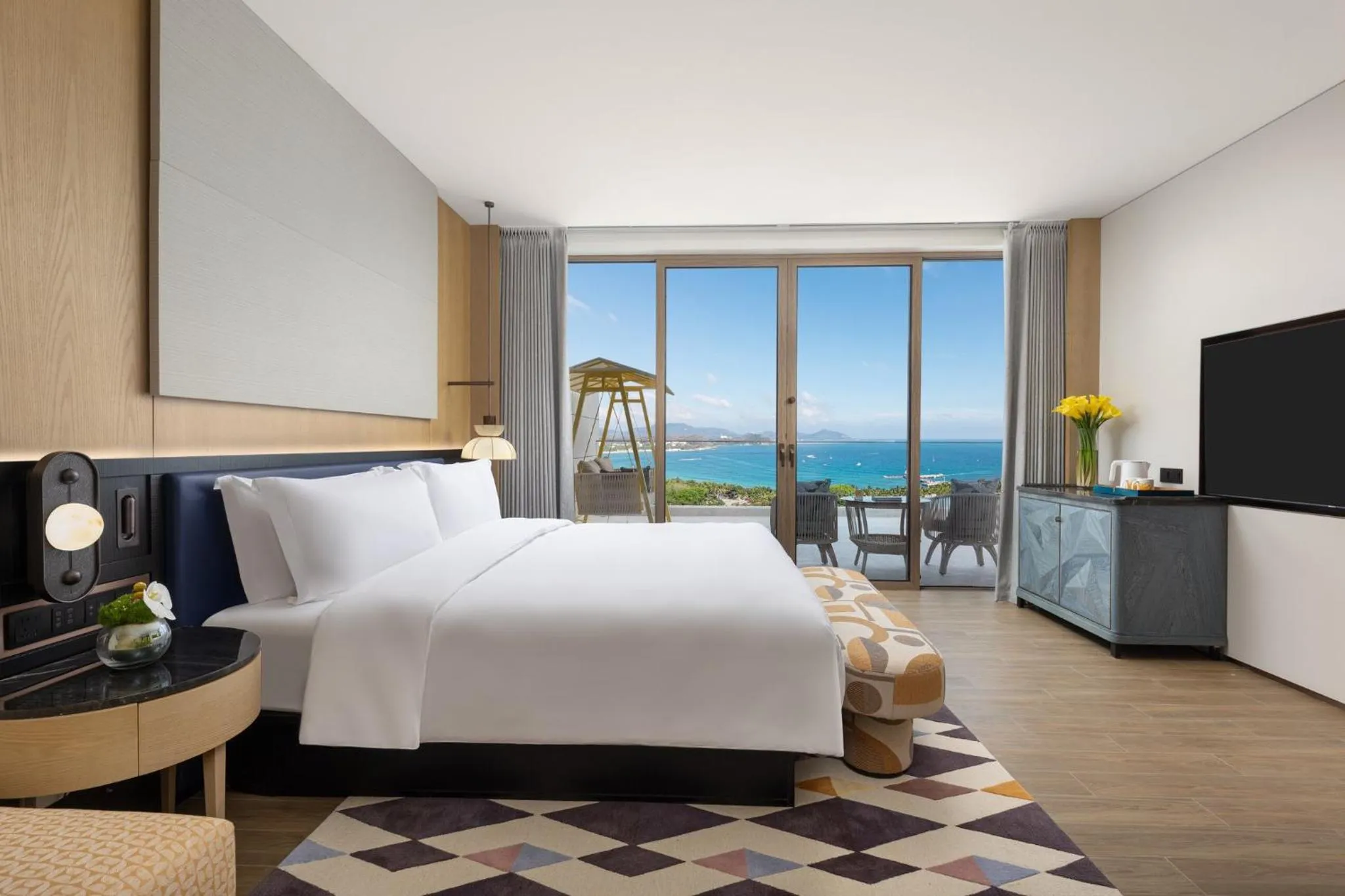 Photo of the whole room, Bed in voco Sanya Dadonghai by IHG