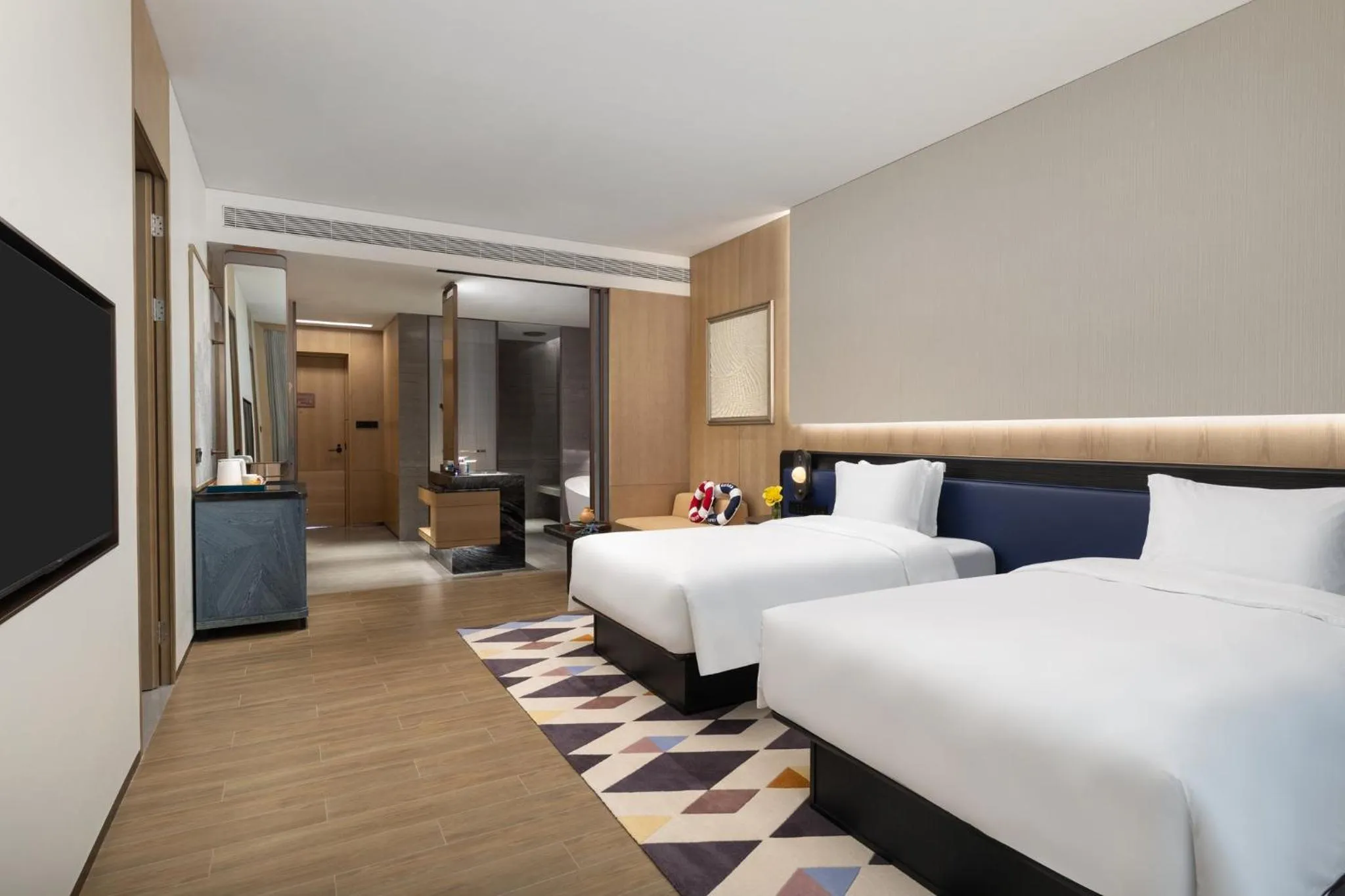 Photo of the whole room, Bed in voco Sanya Dadonghai by IHG