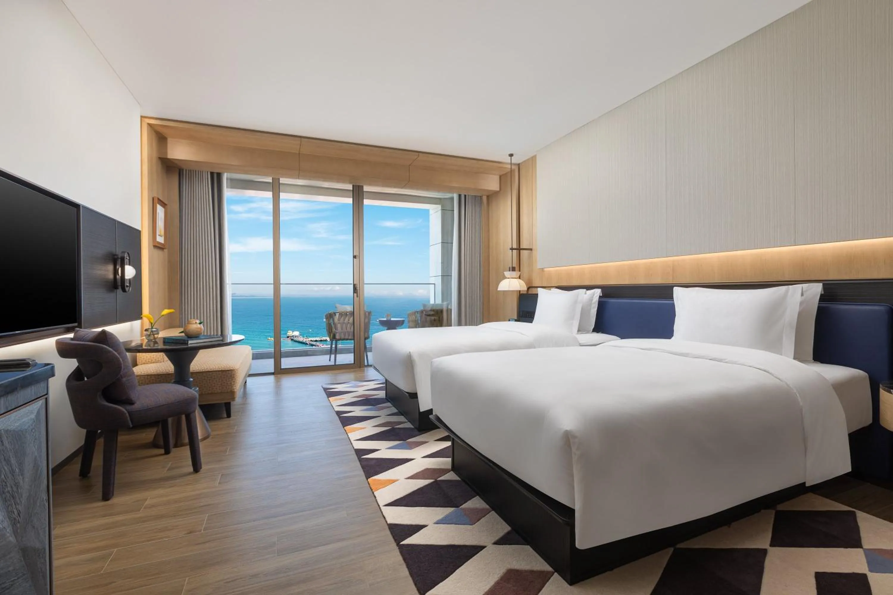 Photo of the whole room, Bed in voco Sanya Dadonghai by IHG