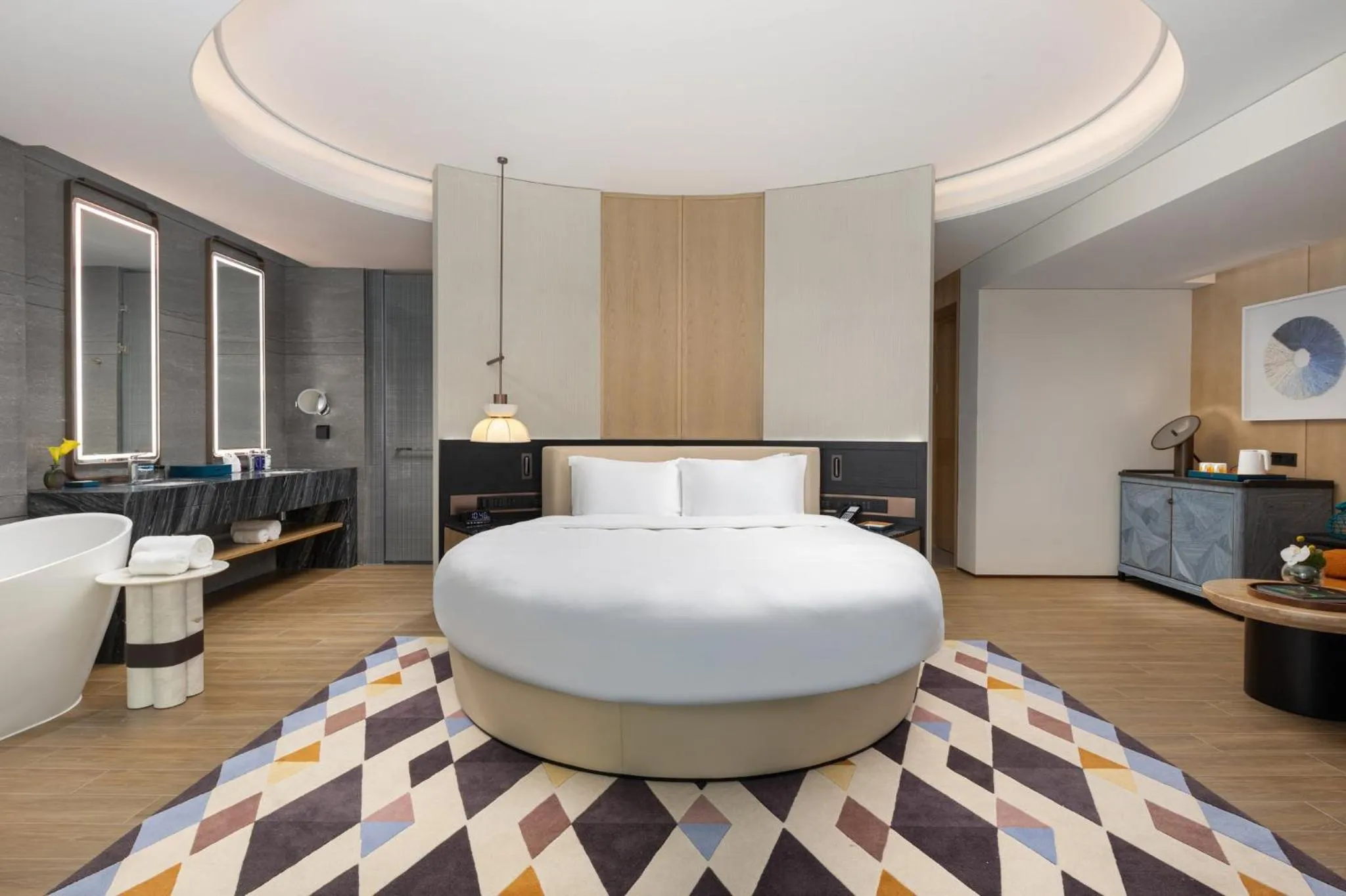 Photo of the whole room, Bed in voco Sanya Dadonghai by IHG