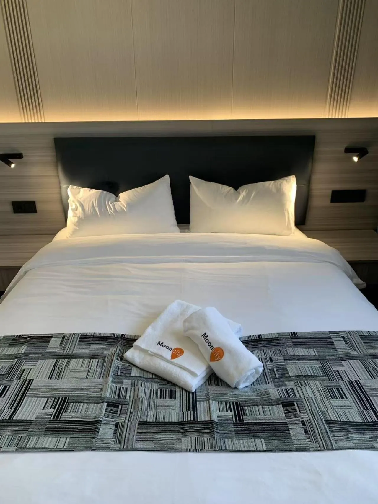 Bed in Mooncity Hotel & Boardinghouse