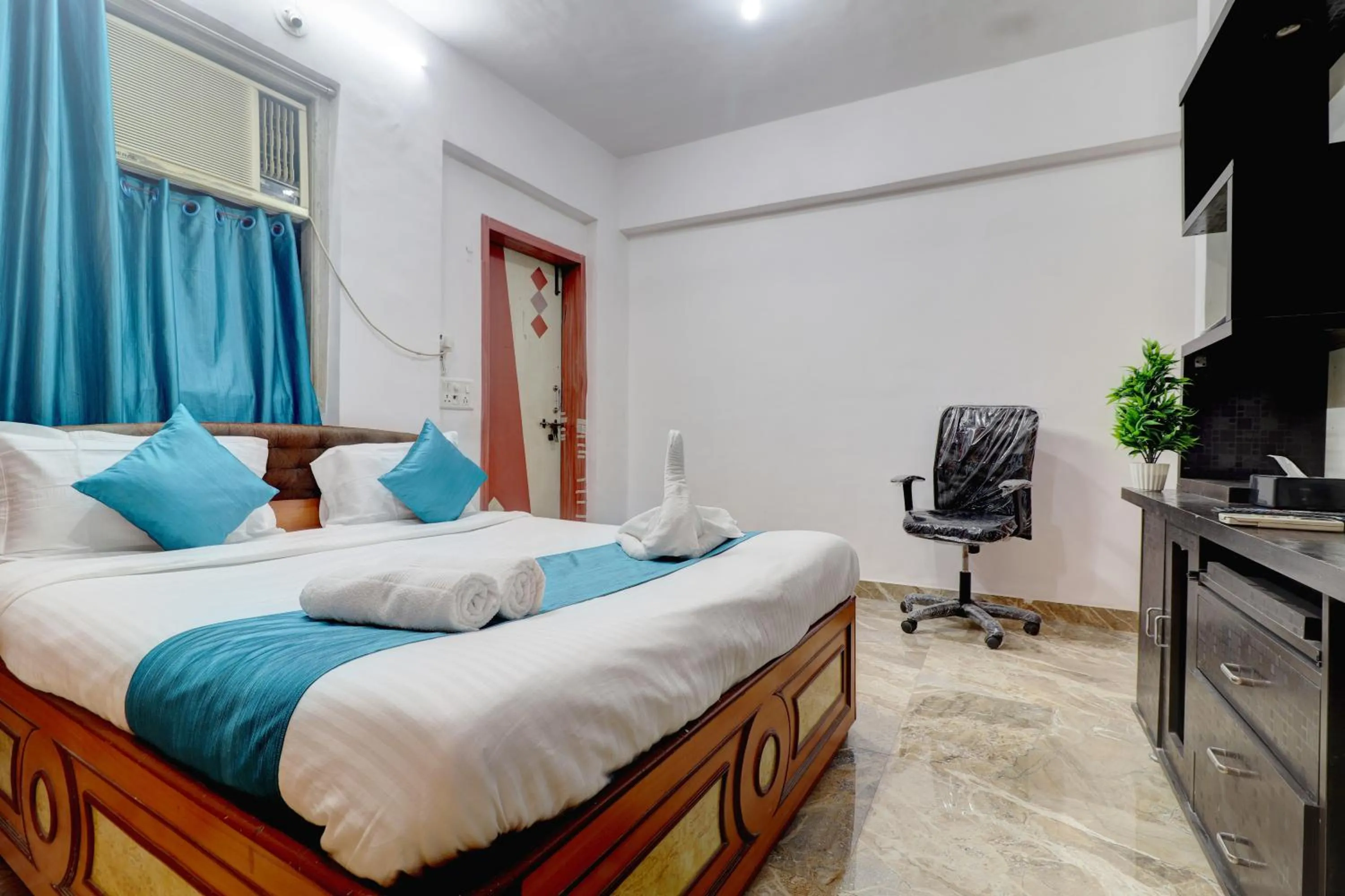 Communal lounge/ TV room, Bed in Raksha Residency