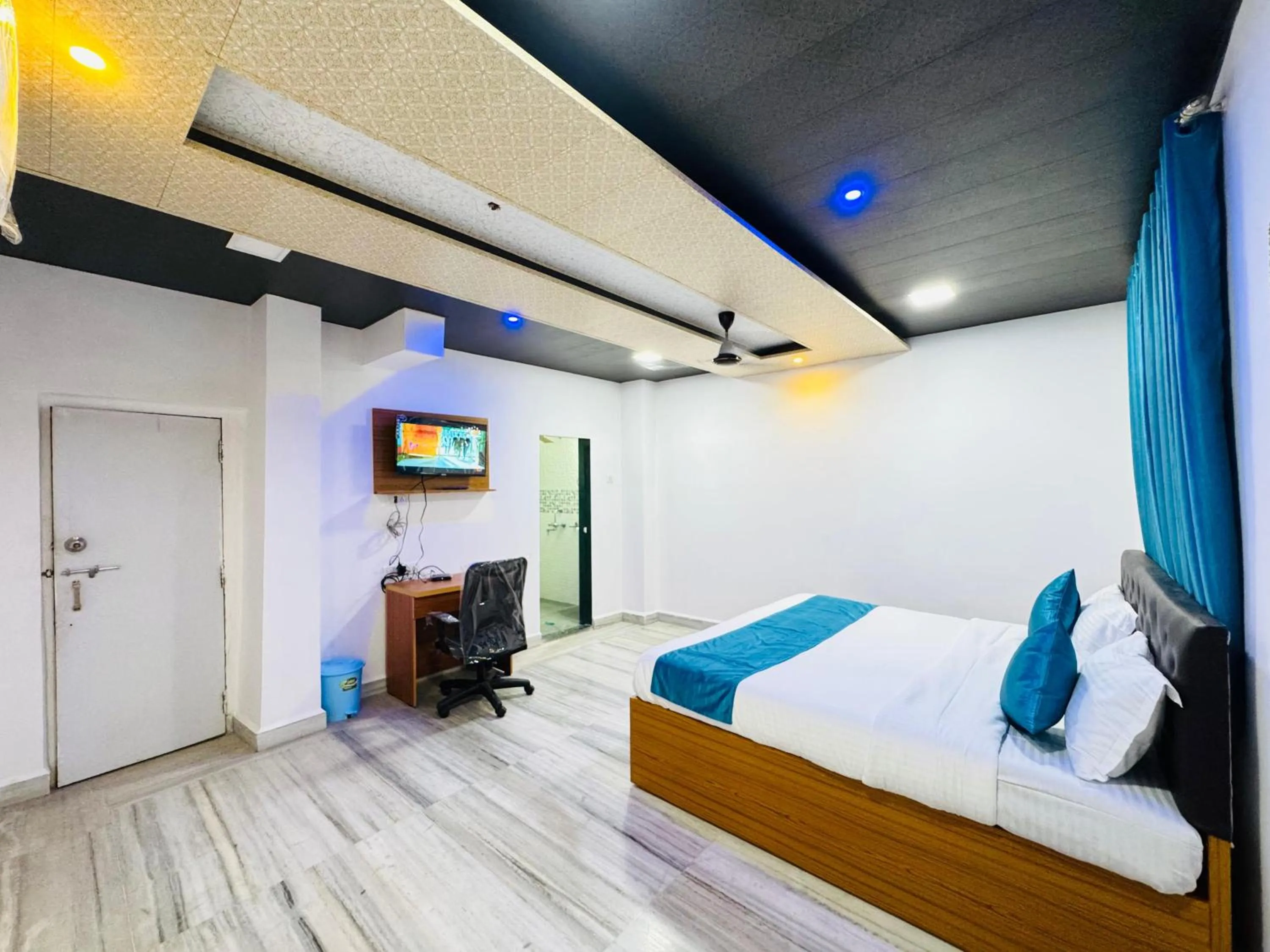 Communal lounge/ TV room, Bed in Raksha Residency