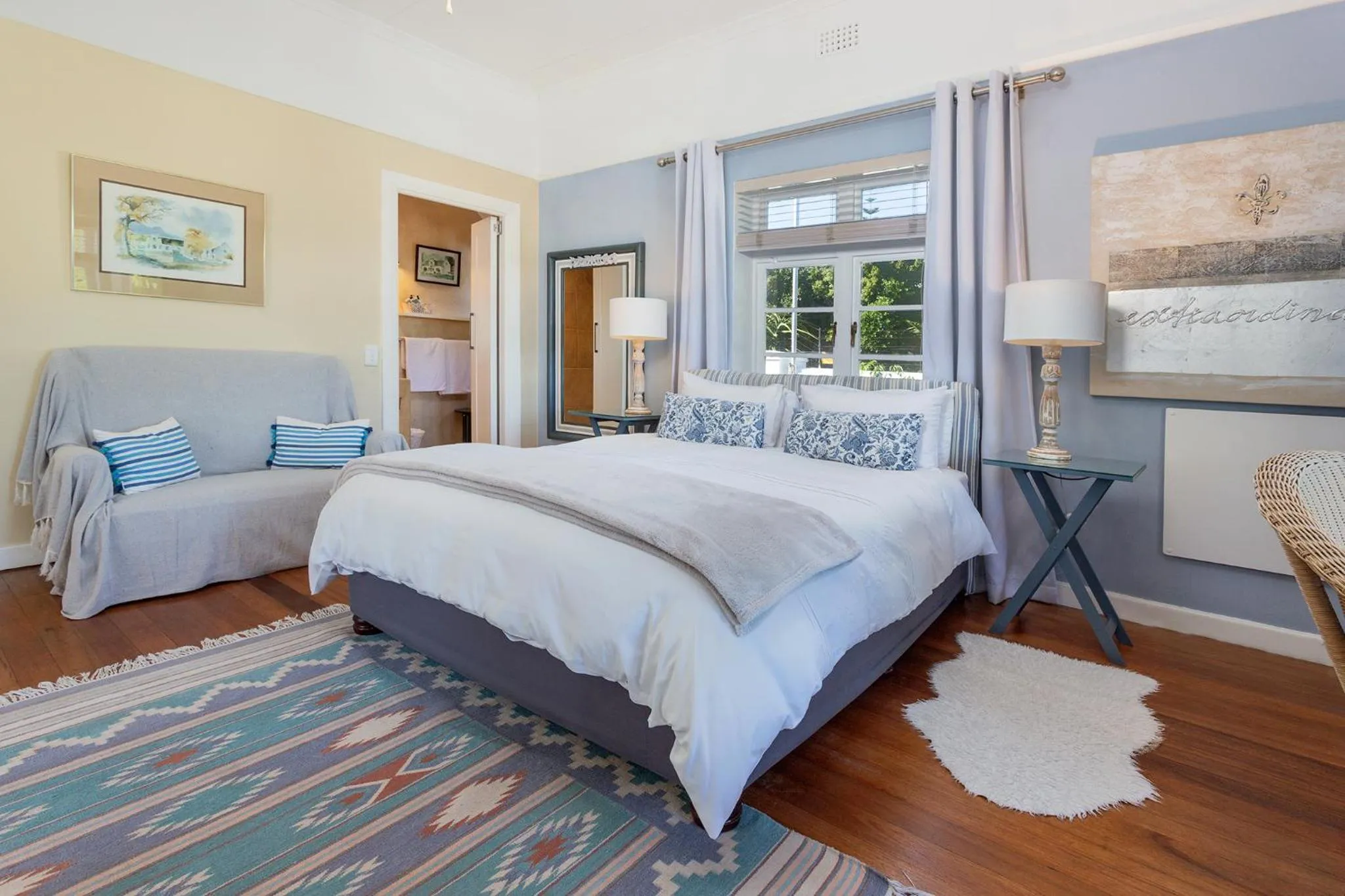 Photo of the whole room in Walker Bay Manor Mansion PTY