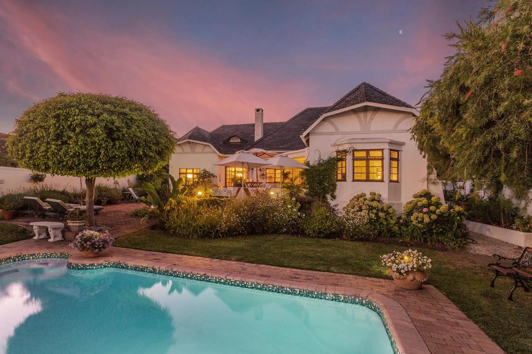 Property building in Walker Bay Manor Mansion PTY