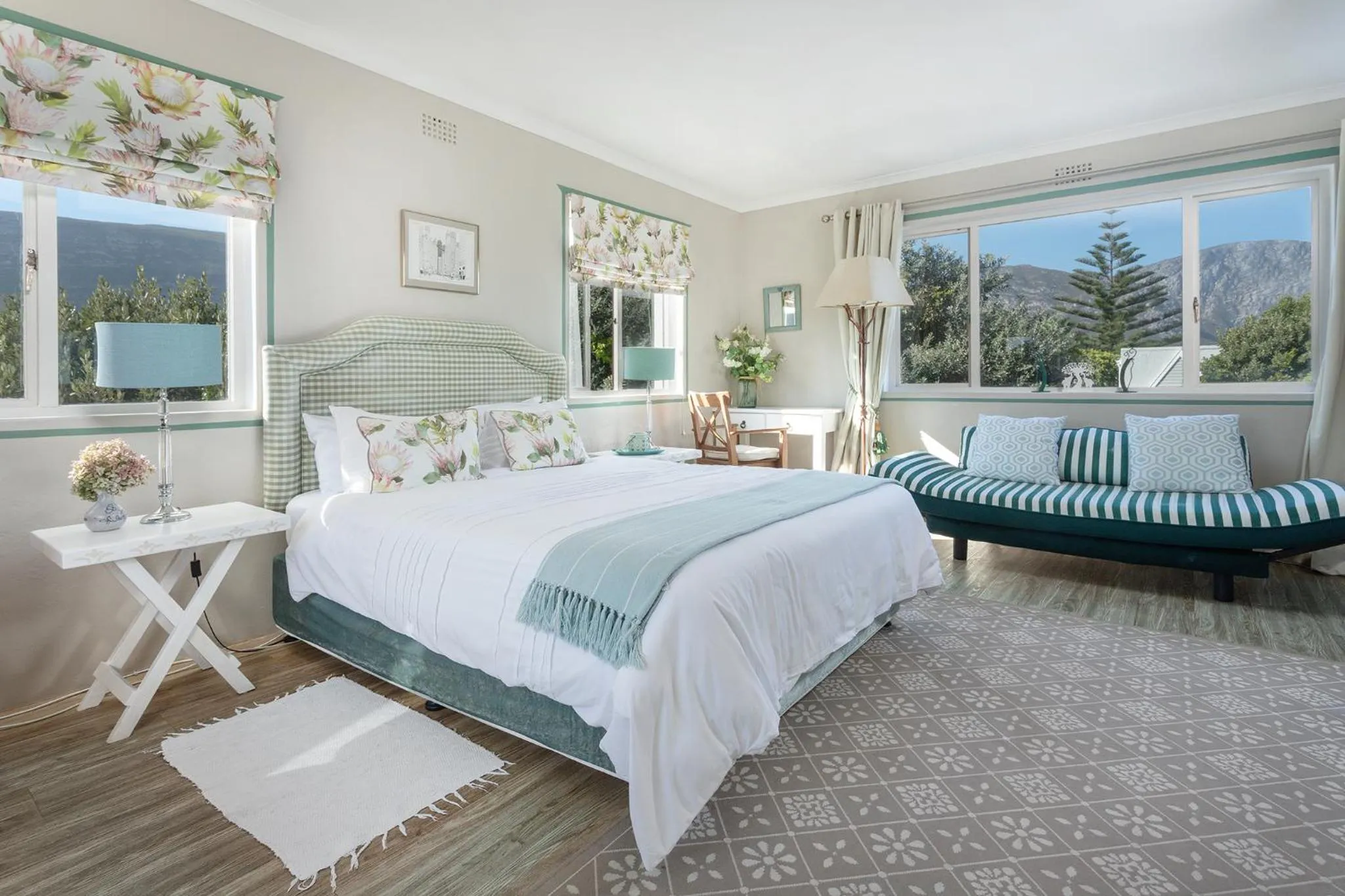 Photo of the whole room in Walker Bay Manor Mansion PTY