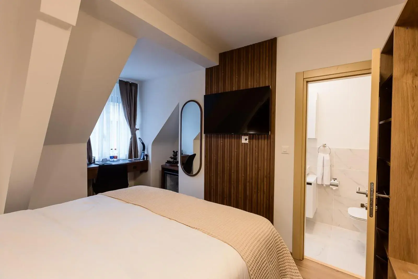 Double Room - single occupancy in Deluxe Appart & Hotel Zürich Kreis 4 Double Room - single occupancy in Deluxe Appart & Hotel Zürich Kreis 4